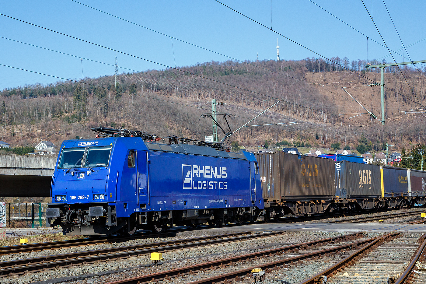 Die an die Rhenus Rail Logistics GmbH vermietete Railpool 186 269-7 (91 80 6186 269-7 D-Rpool) fährt am 24.03.2021, mit einem mit einem GTS - Container-Zug, auf der Siegstrecke (KBS 460) durch Niederschelden in Richtung Köln. 

Die Bombardier TRAXX F140 MS2E wurde 2017 von Bombardier in Kassel unter der Fabriknummer 35522 gebaut und an die Railpool ausgeliefert. Die Multisystemlokomotive hat die Zulassungen bzw. besitzt die Länderpakete für Deutschland, Österreich, Belgien, Niederlande, Tschechien, Slowakei und Ungarn (D/A/B/NL/CZ/SK/H).
