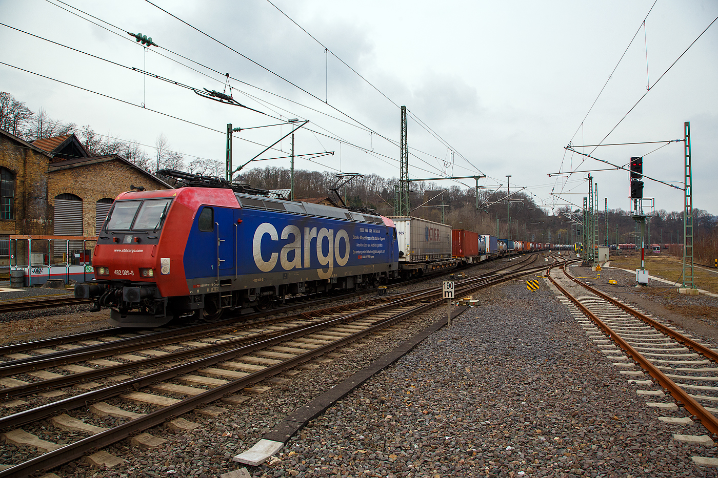 Die an die SBB Cargo International AG vermietete Re 482 009-8  Zürich-Oerlikon  (91 85 4482 009-8 CH-SBBC)  Starke Maschine sucht starke Typen!  der SBB Cargo AG fährt am 22.05.2022, mit einem langen HUPAC KLV-Zug, durch Betzdorf (Sieg) in Richtung Siegen. Von Siegen laufen dann solche Züge auf die Dillstrecke (KBS 445) in südlicher Richtung.

Die TRAXX F140 AC1 wurde 2002 von Bombardier in Kassel unter der Fabriknummer  33484 gebaut und an die SBB Cargo AG geliefert. 