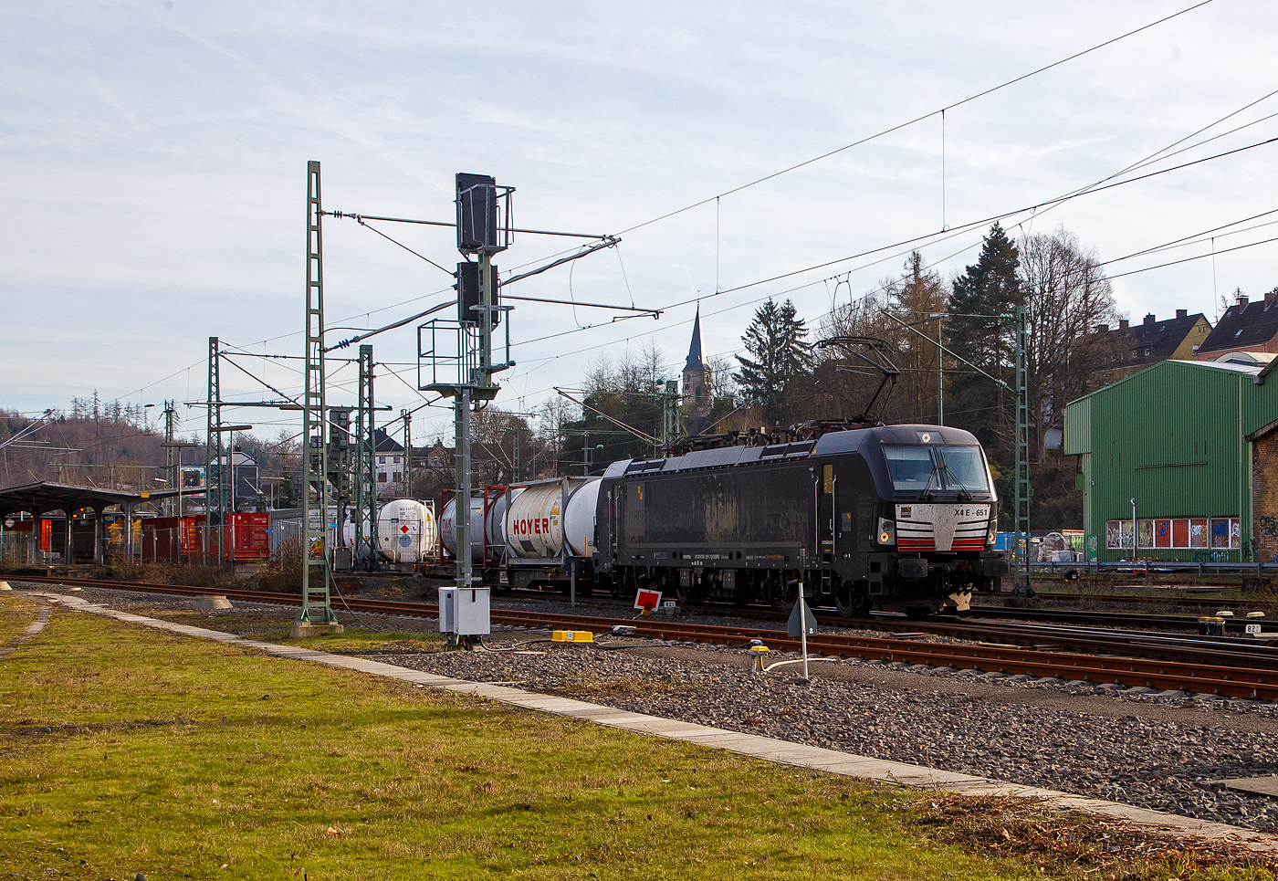 Die an SBB Cargo International AG vermietete X4 E – 651 / 193 651 (91 80 6193 651-7 D-DISPO) fährt  am 09.02.2023 mit einem KLV-Zug durch Betzdorf (Sieg) in Richtung Köln.

Die SIEMENS Vectron MS  wurde 2016 von Siemens Mobility GmbH in München-Allach unter der Fabriknummer 22210 gebaut. Diese Vectron Lokomotive ist als MS (Multi-System - High Power) Mehrsystemlok mit  6.4 MW Leistung und für 160 km/h ausgeführt und hat die Zulassungen für Deutschland, Österreich, Schweiz, Italien und die Niederlande (D/A/CHI/NL). Im Jahr 2022 wurde sie für die Zulassungen für die Schweiz und die Niederlande modifiziert. 