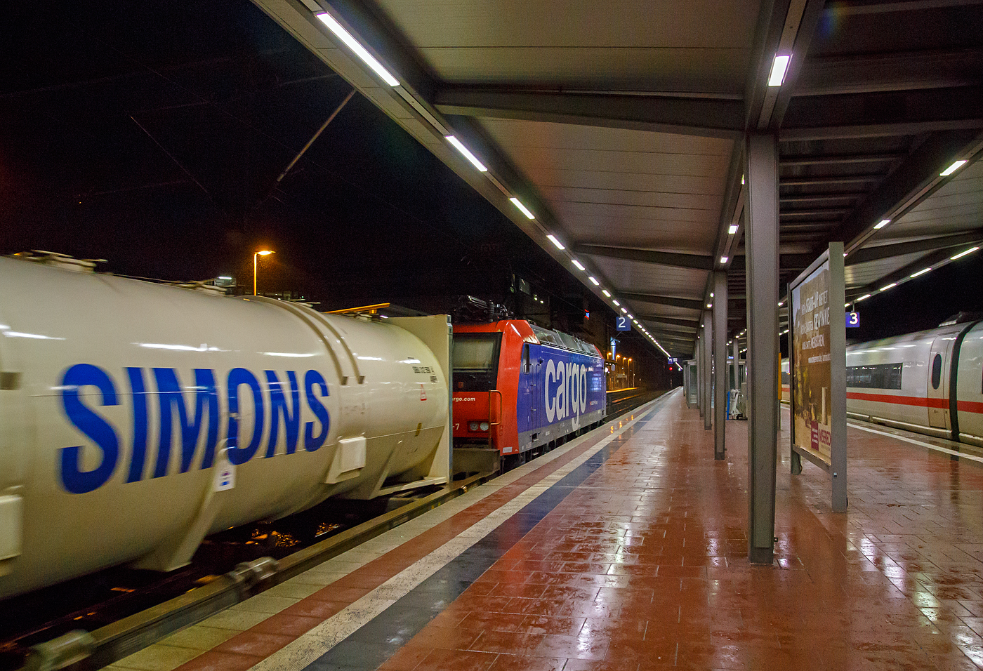Die an die SBB Cargo International AG vermietete SBB Cargo Re 482 024-7 (91 85 4482 024-7 CH-SBBC) fährt mit einem KLV-Zug am 20 Februar 2017 (23:17 Uhr) durch den Bahnhof Siegburg/Bonn in Richtung Siegen.