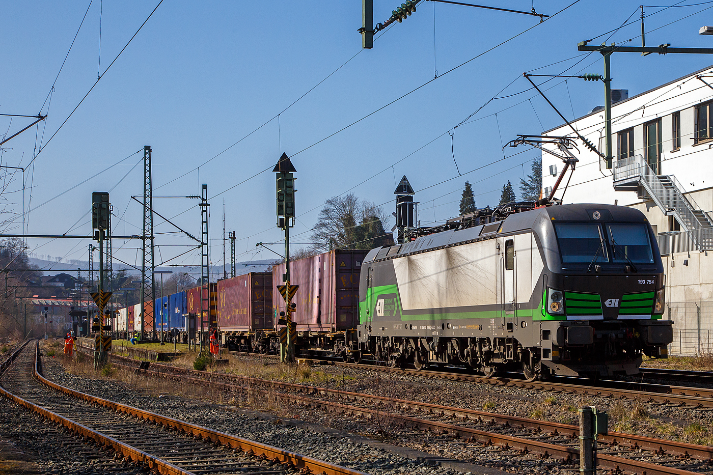 Die an die SETG - Salzburger Eisenbahn TransportLogistik vermietete Vectron MS 193 754 (91 80 6193 754-9 D-ELOC) fährt am 24.03.2021 mit einem KLV-Zug, auf der Siegstrecke durch Niederschelden in Richtung Siegen.

Die Siemens Vectron MS wurde 2019 von Siemens Mobilitiy in München-Allach unter der Fabriknummer 2 2594 gebaut. Sie hat die Zulassungen für Deutschland, Österreich, Ungarn, und die Niederlande (D, A, H, NL). Die Zulassungen für Tschechien, Slowakei, Polen und Rumänien (SK, RO, CZ, PL) sind noch durchgestrichen.