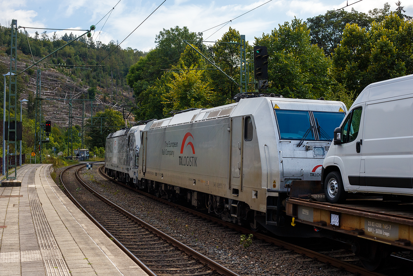 Die an die TX Logistik AG, Troisdorf  (zur Mercitalia Group gehörend) vermietete SIEMENS Vectron AC 193 997-4 „Wir bringen die Kraft von 8.500 Pferden auf die Schiene“ (91 80 6193 997-4 D-Rpool) fährt am 15 September 2024, mit der kalten TXL 185 417-5 (91 81 0185 417-5 A-TXLA) der TX Logistik Austria GmbH und einem langen mit FIAT-Nutzfahrzeuge beladenen Flachwagenzug (2 x 2 achsige Flachwageneinheiten), durch den Bahnhof Kirchen (Sieg) in Richtung Köln. 

Die Wechselstromlok (AC 15 kV 16,7 Hz und AC 25 kV 50 Hz) SIEMENS Vectron AC 193 997-4 wurde 2019 von Siemens Mobilitiy in München-Allach unter der Fabriknummer 22696. Sie ist als Vectron AC B16-2b ausgeführt und hat so die Zulassung für Deutschland, Österreich, Ungarn und Rumänien (D / A / H + RO). Da sie eine Leistung von 6.400 kW besitzt, was 8.700 PS entspricht, so müsste es eigentlich heißen „8.700 Pferde“. 

Die „kalte“ Bombardier TRAXX F140 AC2 wurde 2013 von Bombardier in Kassel unter der Fabriknummer 34993 gebaut und an die TXL - TX Logistik Austria GmbH geliefert. Sie hat die Zulassung für Deutschland, Österreich, Dänemark und Schweden (D / A / DK und S).
