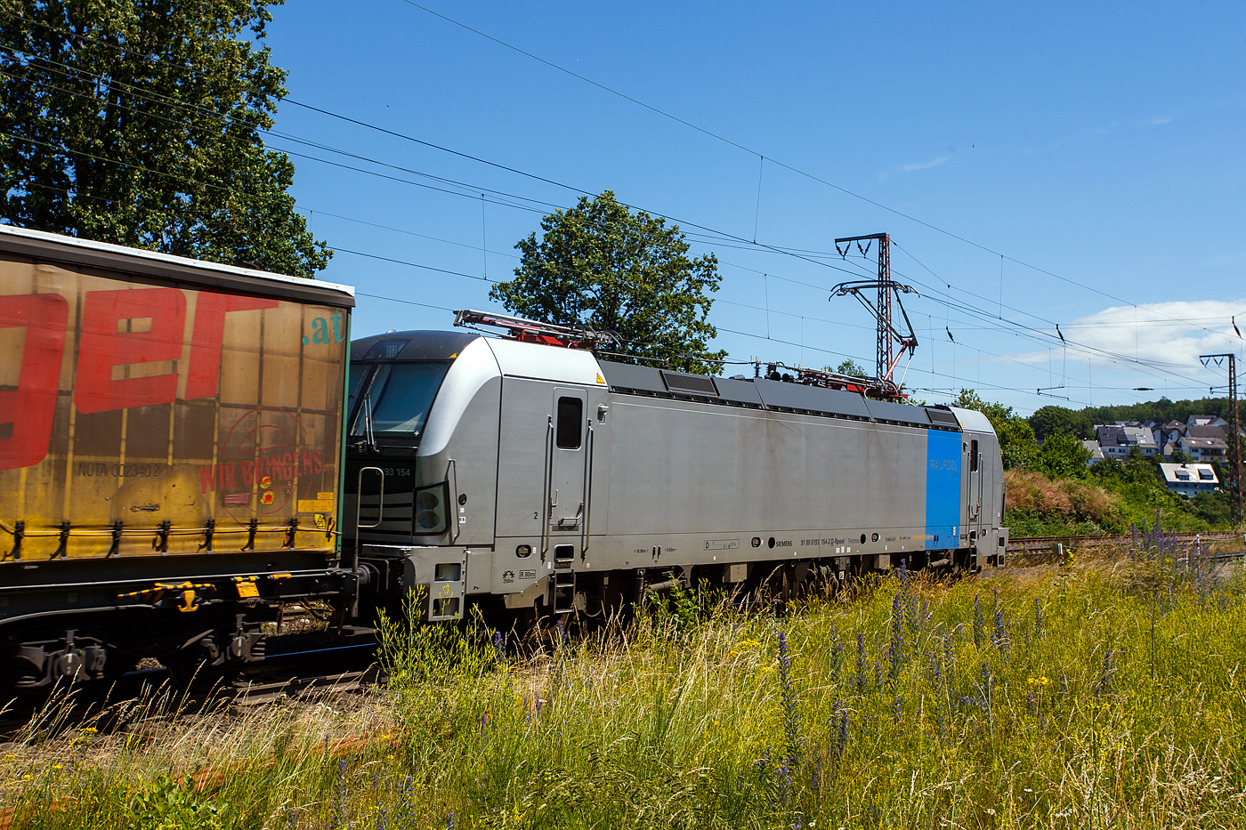 Die an die TX Logistik AG, Troisdorf (zur Mercitalia Group gehörend) vermietete SIEMENS Vectron AC 6193 154-2 (91 80 6193 154-2 D-Rpool) der Railpool GmbH (München) fährt am 28 Juni 2024 mit einem KLV-Zug durch Wilnsdorf -Rudersdorf (Kr. Siegen) in Richtung Süden.

Die Vectron Wechselstromlok (AC 15 kV 16,7 Hz und AC 25 kV 50 Hz) SIEMENS Vectron AC wurde 2023 von Siemens Mobilitiy in München-Allach unter der Fabriknummer 23499 gebaut. Sie wurde in der Vectron Variante AC B18 ausgeführt und hat so die Zulassung für Deutschland, Österreich, Schweden, Norwegen und Dänemark (D / A / S / N und DK). So besitzt die Variante AC B18 folgende  Zugsicherungssysteme:
ETCS BaseLine 3, sowie für Deutschland (PZB90 / LZB80 (CIR-ELKE I)), für Österreich (ETCS Level 1 mit Euroloop, ETCS Level 2, PZB90 / LZB80), 
für Schweden und Norwegen (ATC-2 (L10000)) und für Dänemark ZUB 123.