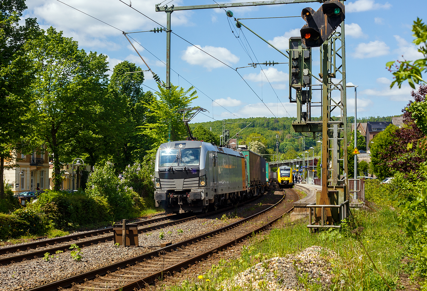 Die an die TX Logistik AG vermietete 193 921 (91 80 6193 921-4 D-NRAIL) der Northrail GmbH fährt am 06 Mai 2025 mit einem KLV-Zug (Taschenwagenzug) durch den Bahnhof Kirchen/Sieg in Richtung Köln. Rechts auf Gleis 2 hält der HLB VT 504 als RB 93  Rothaarbahn  nach Erndtebrück.

Nochmals einen lieben Gruß an den netten Lokführer zurück.