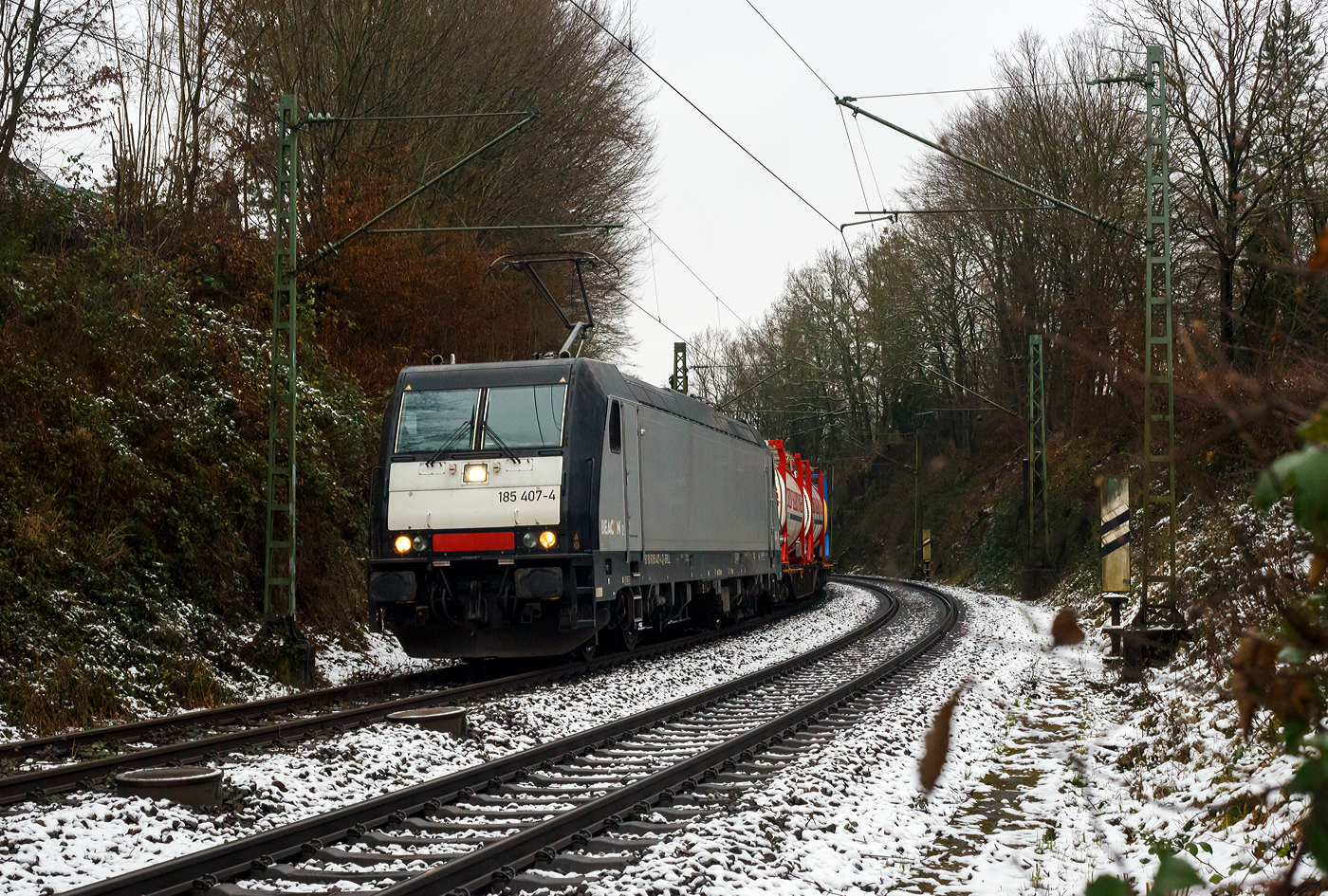 Die an die Viking-Rail ApS (mit Sitz im dänischen Padborg) vermietete 185 407-4 (91 80 6185 407-4 D-BRLL) der BRLL - Beacon Rail Leasing GmbH (Grünwald) fährt am 10 Januar 2025 mit einem Tank-Containerzug durch Betzdorf (Sieg) in Richtung Köln.

Die TRAXX F140 AC2 wurde 2011 von der Bombardier Transportation in Kassel unter der Fabriknummer 34961 gebaut und an die MRCE - Mitsui Rai Capital Europe B.V. (91 80 6185 407-4 D-DISPO geliefert. Sie hat die Zulassungen für Schweden, Deutschland und Dänemark. Noch vor der Übernahme der MRCE, wurde die Lok im Dezember 2022 an die Beacon Rail Leasing verkauft.