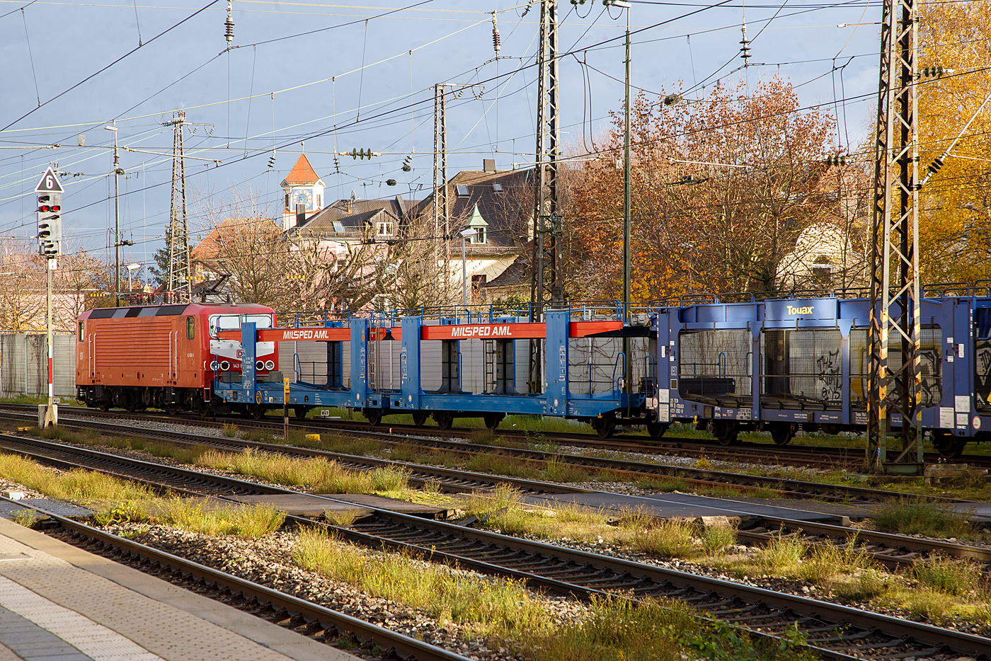 Die an die WRS Deutschland GmbH vermietete 143 856-3 „Melissa“ (91 80 6143 856-3 D-DB), eine Mietlokomotive vom DB Gebrauchtzugportal der DB Regio AG Südost, fährt am 24.11.2022 mit einem leeren Autotransportzug der serbischen Milsped AML (2 x2 achsige Wageneinheiten der Gattung Laaers, eingestellt mit B-MIL in Belgien) durch den Hauptbahnhof Regensburg, vermutlich in Richtung Straubing bzw. Passau.

Die Lok wurde 1988 bei LEW (Lokomotivbau Elektrotechnische Werke Hans Beimler Hennigsdorf) unter der Fabriknummer 20306 gebaut und als DR 243 856-2 an die Deutsche Reichsbahn geliefert. Zum 01.01.1992 erfolgte die Umzeichnung in DR 143 856-3 und zum 01.01.1994 in DB 143 856-3. Aktuell (2022) wird sie als Mietlokomotive im DB Gebrauchtzugportal ==> Miete oder kaufe mich <== der DB Regio AG Südost angeboten.

Auch wenn man sie meist vor Personenzügen sieht, so ist und war die DR 243 (heutige BR 143), ja eine leichtere und technisch modernere vierachsige Variante der DR 250 (heute BR 155) für den Personenzug- und mittelschweren Güterzugdienst. 