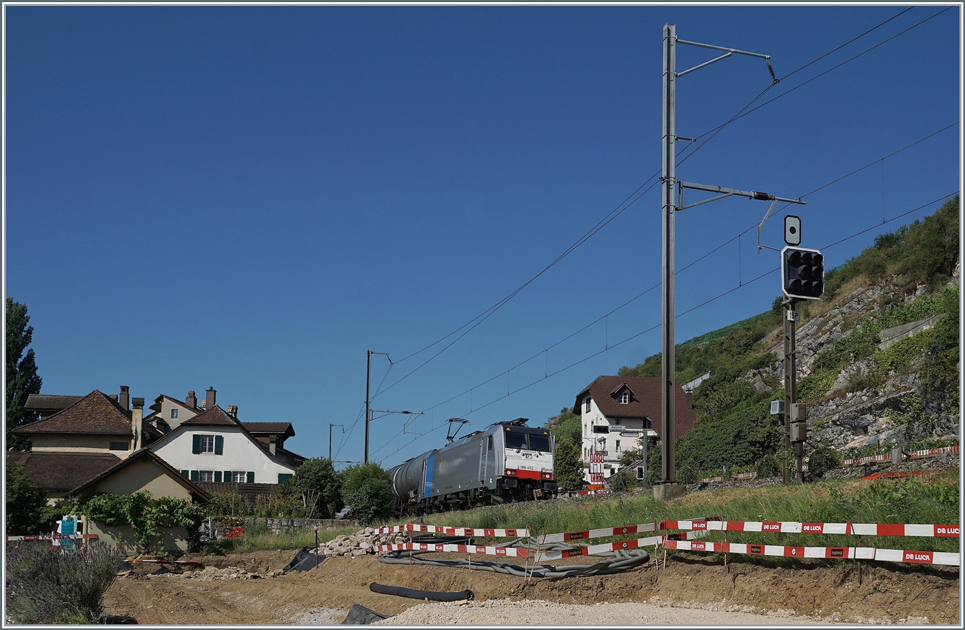 Die Arbeiten für den Doppelspurausbau des Ligerzer Tunnel reissen hässliche Narben in die schöne Bielersee-Landschaft; ausgangs Ligerz bei Bipschall ist die Railpool 186 452 mit einem Ölzug auf dem Weg in Richtung Biel/Bienne. Das Bild entstand auf dem Uferweg. 

11. Juli 2025