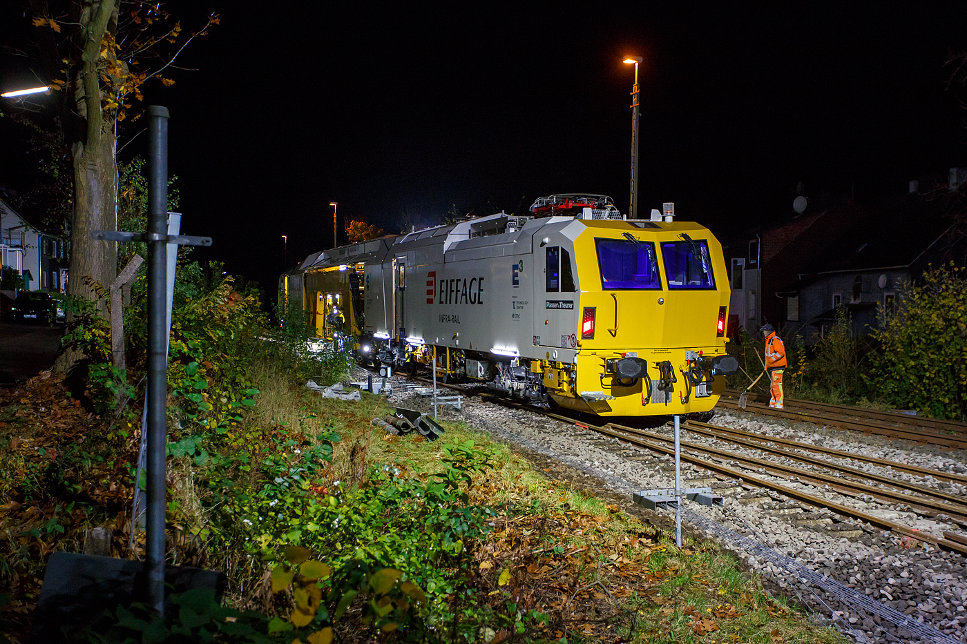 Die Baustelle Bahnhof Herdorf am Abend des 26 Oktober 2025, gegen 21:10 Uhr ist der erste Stopfdurchgang, an der neuen Weiche 3, beim Bahnhof/Stellwerk Herdorf Fahrdienstleiter (Hf), gemacht. Hier kam die recht neue Plasser & Theurer UNIMAT 09-4x4/4S E� (A-PLA 99 81 9124 004-8), eine Universal-Weichenstopfmaschine mit Hybrid-Antriebstechnik, der Firma Eiffage Infra-Rail GmbH (Herne) zum Einsatz. Ob die Maschine nur von Eiffage Infra-Rail gemietet oder nun gekaut wurde ist mir nicht klar, aber eingestellt ist sie in �sterreich �ber Franz Plasser Vermietung von Bahnbaumaschinen GmbH.