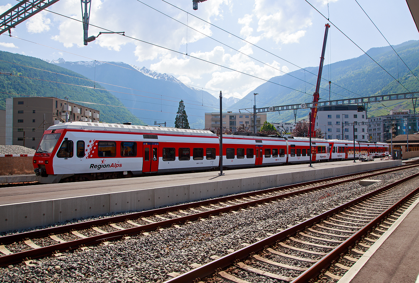 Die beiden dreiteiligen RegionAlps (RA) NINA – RABe 525 041-0 (94 85 7525 041-0 CH-RA) und der RABe 525 038-8 (94 85 7525 038-8 CH-RA), ex BLS NINA 038, stehen am 26.05.2023 im Bahnhof Martigny (am Kopfgleis 58).

Diese NINA der RegionAlps fahren die Verbindung Martigny–Sembrancher–Le Châble.

Die RegionAlps (RA) ist Eisenbahnverkehrsunternehmen im Kanton Wallis, das seinen Geschäftssitz in Martigny hat. Die im Jahr 2003 gegründete Tochtergesellschaft der Schweizerischen Bundesbahnen (SBB) und der Transports de Martigny et Régions (TMR) verkehrte anfänglich mit Fahrzeugen der beiden Besitzerbahnen. Sie betreibt den Regionalverkehr vor allem im Rhonetal zwischen dem Ostufer des Genfersees und Brig. Als dritter Aktionär ist 2009 der Kanton Wallis ins Unternehmen eingestiegen, seither halten die SBB 70 %, die TMR 18 %, und der Kanton Wallis 12 % des Aktienkapitals. 

Das Rollmaterial der Regionalps besteht z.Z aus 16 dreiteilige NPZ Domino (Trieb-, Zwischen- und Steuerwagen ex SBB) und 4 dreiteiligen NINA RABe 525 (ex TMR).