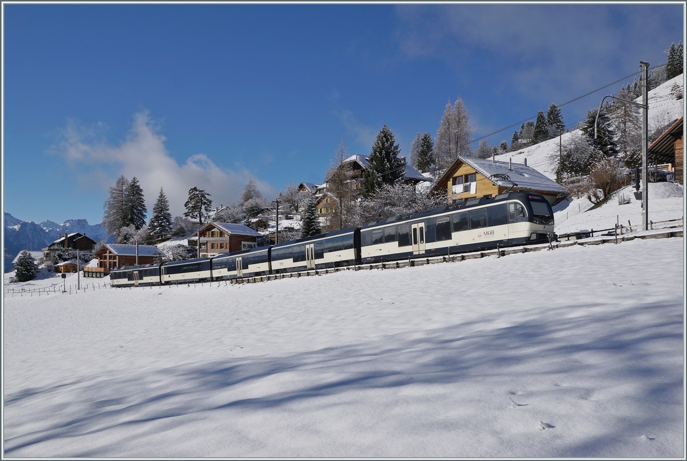 Die beiden MOB ABe 4/4 9304 und Be 4/4 9204 sind bei Les Avants in einer wunderschön verschneiten Winterlandschaft mit dem Regionalzug PE 2215auf dem Weg von Zweisimmen nach Montreux.

3. Jan. 2025