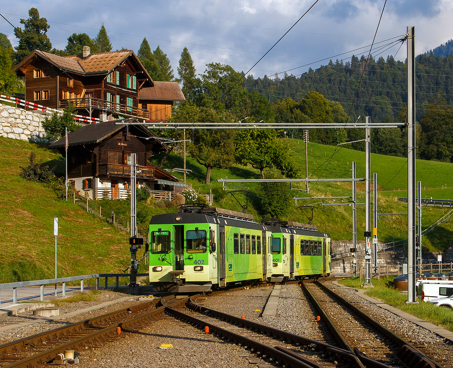 Die beiden Triebwagen tpc ASD BDe 4/4 402 gekuppelt mit ASD BDe 4/4 401 erreichen, als Regionalzug R 24 von Aigle nach Les Diablerets, am 08.09.2023 den Bahnhof Le Sépey.

Die elektrischen Personen-Triebwagen mit Gepäckabteil wurde 1987 von Vevey ACMV (Ateliers de constructions mécaniques de Vevey) in Vevey gebaut, die elektrische Ausrüstung ist von der BBC (Brown, Boveri & Cie.). Es sind sogenannter ACMV Westschweizer Meterspurtriebwagen der zweiten Generation. 

Wenn nicht wie hier in Doppeltraktion verkehren, sind sie auch mit den 1984 von der BLT Baselland Transport gebraucht (Baujahr 1966 von SWP/BBC) gekauften ehemalige BTB - Birsigthalbahn-Gesellschaft Steuerwagen und Personenwagen unterwegs. Es sind dies: 
- Salonwagen Ars 421, ex ASD Personenwagen B 421, ex BTB B 62, 1993 umgebaut zum Salonwagen.
- Steuerwagen Bt 431/432, ex BLT/BTB Bt 26/21 
- Salonsteuerwagen Arst 433, ex ASD Steuerwagen Bt 433, ex BLT/BTB Bt 27, 1995 umgebaut zum Salonsteuerwagen.
- Steuerwagen Bt 434, ex AOMC Bt 131, ex BLT/BTB Bt 25, 2000 von der AOMC übernommen und angepasst.

Die ehemaligen BTB Wagen haben BSI-Kompaktkupplungen, so wurden auch die ACMV Triebwagen mit der Kupplung bestellt. Ab September 1985 wurden die Wagen bei ACMV in Vevey für den Betrieb mit den für 1987 bestellten Triebwagen BDe 4/4 401 bis 404 angepasst.
