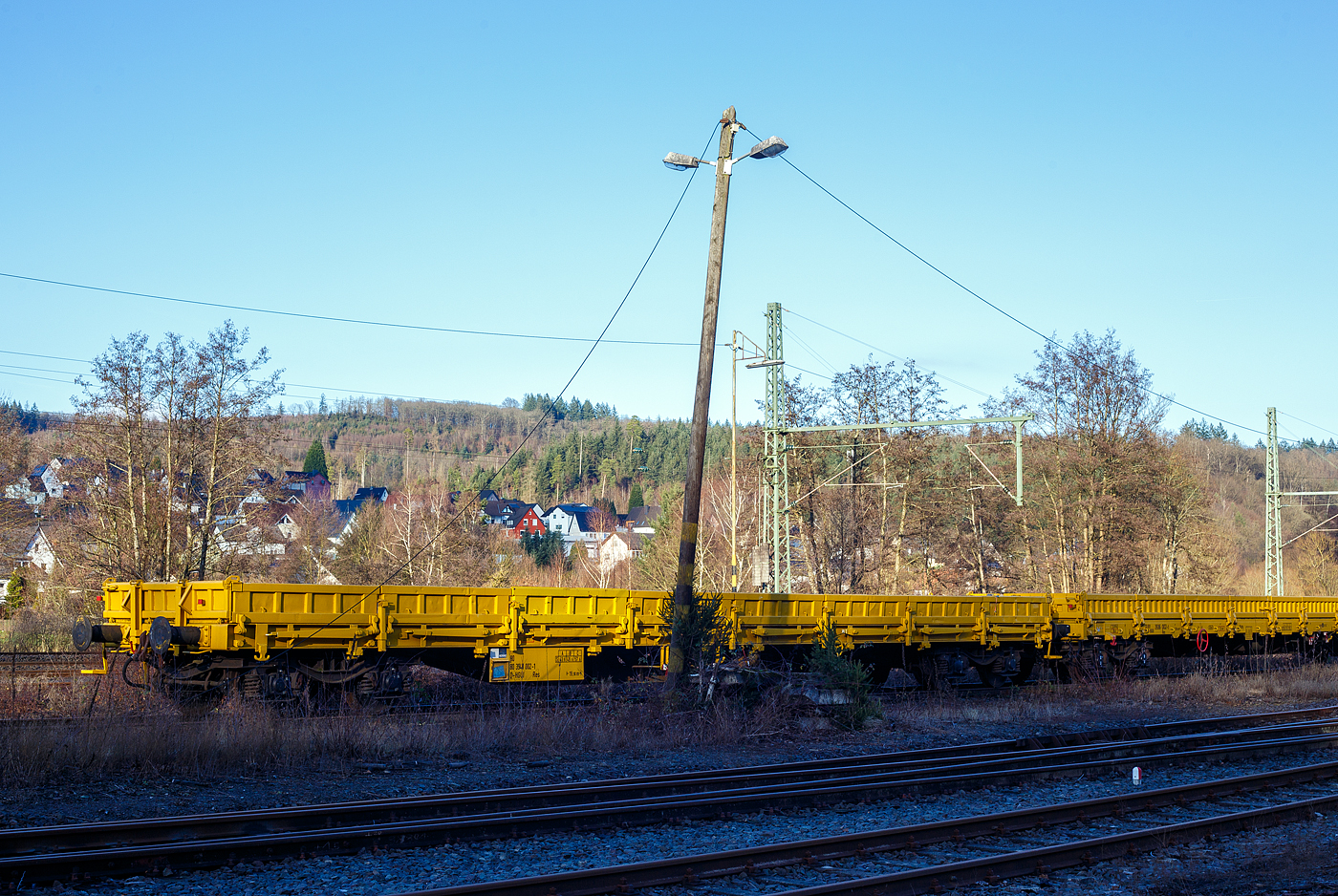 Die beiden vierachsigen mit klappbaren Seitenborden und Rungen, 33 80 3936 002-3 D-HGUI und 80 80 3948 002-1 D-HGUI, beide der Gattung Res (Schutzwagen zu einem Gleisbauschienenkran), der Hering Bahnbau GmbH (Burbach), sind am 25 Dezember 2024 in Scheuerfeld/Sieg abgestellt.

Hier im Vordergrund der vierachsige Drehgestell-Flachwagen mit klappbaren Seitenborden und Drehrungen, 80 80 3948 002-1 D-HGUI.

TECHNISCHE DATEN:
Spurweite: 1.435 mm
Länge über Puffer: 19.900 mm
Drehzapfenabstand: 14.860 mm
Achsabstand im Drehgestell: 1.800 mm
Ladebreite: 2.640 mm
Länge der Ladefläche: 18.660 mm
Ladefläche: 50,5 m²
Höchstgeschwindigkeit: beladen 100 km/h / leer 120 km/h
Eigengewicht: 22.390 kg
Maximale Ladegewicht: 57,6 t (ab Streckenklasse C)
Kleinster bef. Gleisbogenradius: 75 m
Bremse: KE-GP