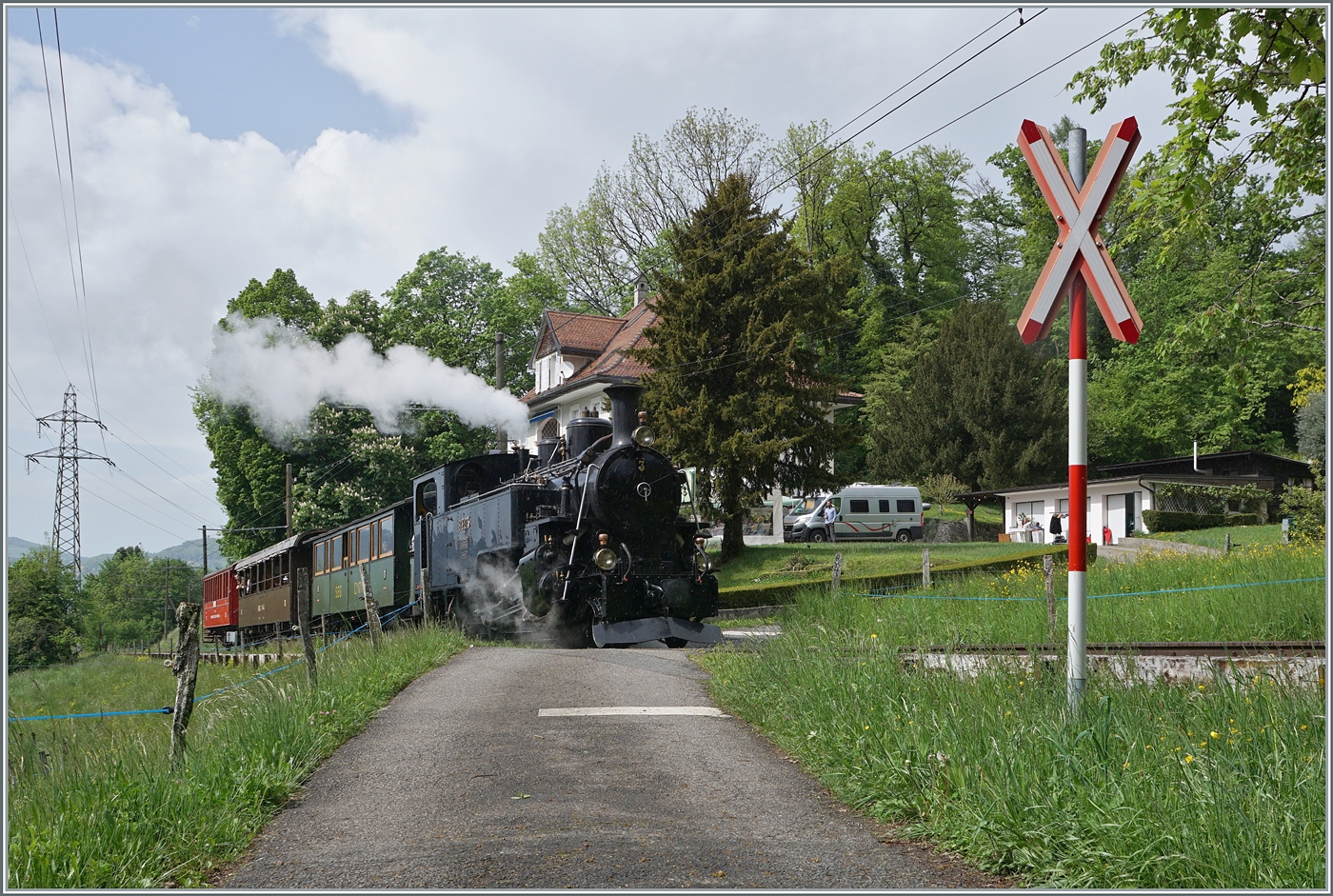 Die BFD HG 3/4 N° 3 der Blonay Chamby Bahn ist bei Chaulin auf dem Weg nach Chamby, hat aber auf den feuchte Schienen hier in der Steigung bei Km 8.2 doch etwas Mühe; doch dank des sensiblen Fingerspitzengefühl des Lokführers bleibt der Zug nicht liegen. 

3. Mai 2025