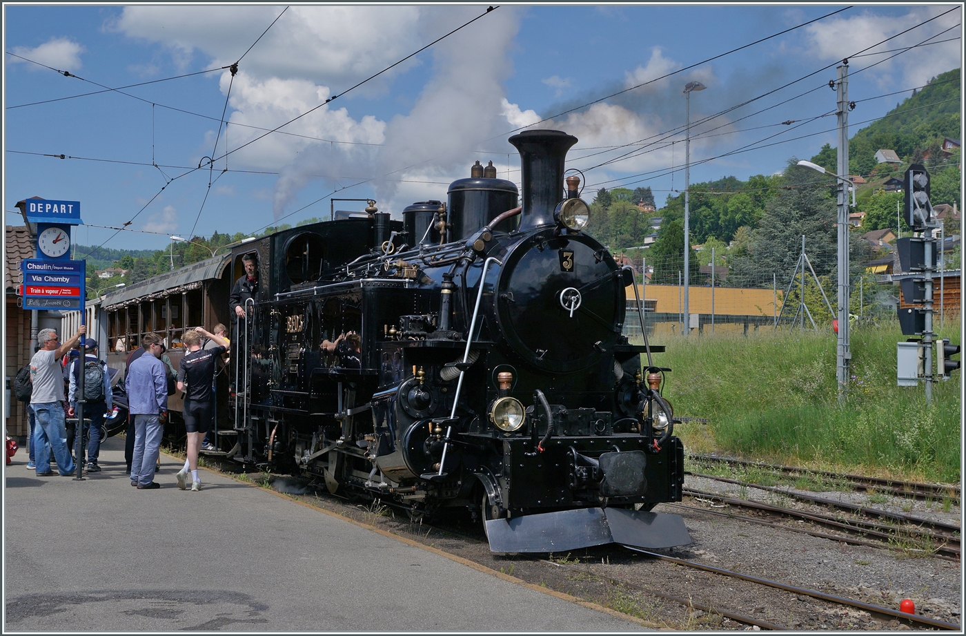 Die BFD HG 3/4 N° 3 der Blonay Chamby Bahn, umringt von Personal und Reisenden wartet in Blonay auf die Abfahrt nach Chaulin. 

11. Mai 2025
