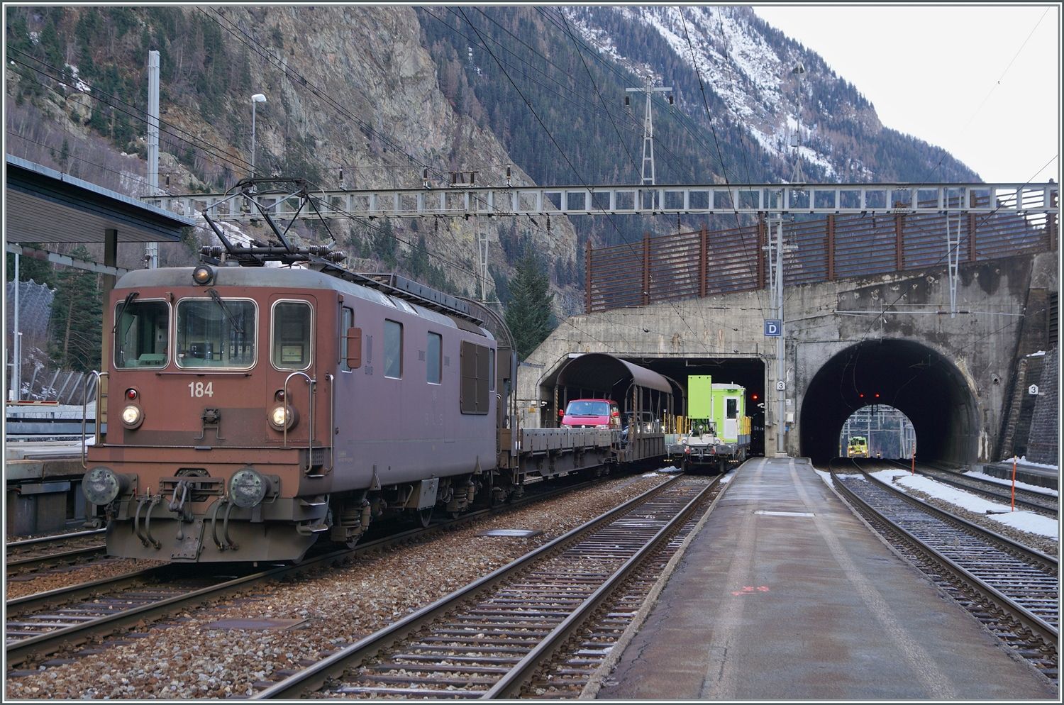 Die BLS Re 4/4 185 wartet mit ihrem AT1 Autotunnelzug in Goppenstein auf die Abfahrt nach Kandersteg. Im Hintergrund ist ein Dienstzug am Rangieren.

3.Januar 2024