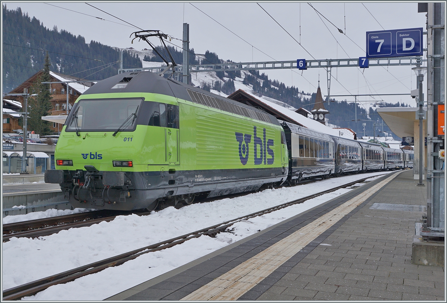 Die BLS Re 465 011 hat in Zweisimmen den GoldenPass Express 4065 von Montreux nach Zweisimmen übernommen.

15. DEz. 2022