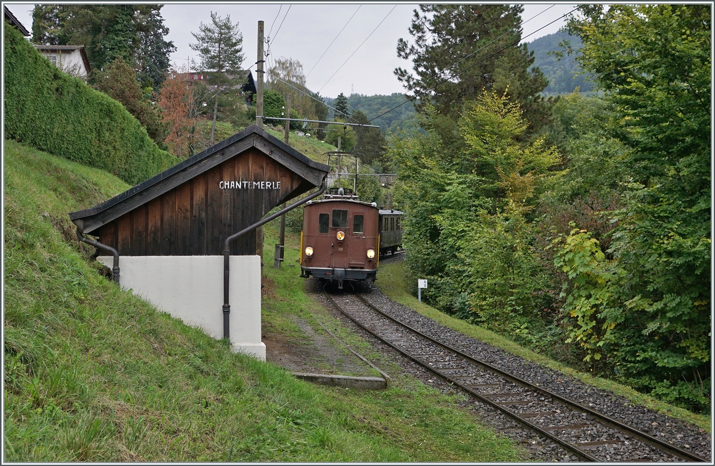Die BOB HGe 3/3 N° 29 erreicht Chantemerle auf der Fahrt von Chaulin nach Blonay.

1. Oktober 2022