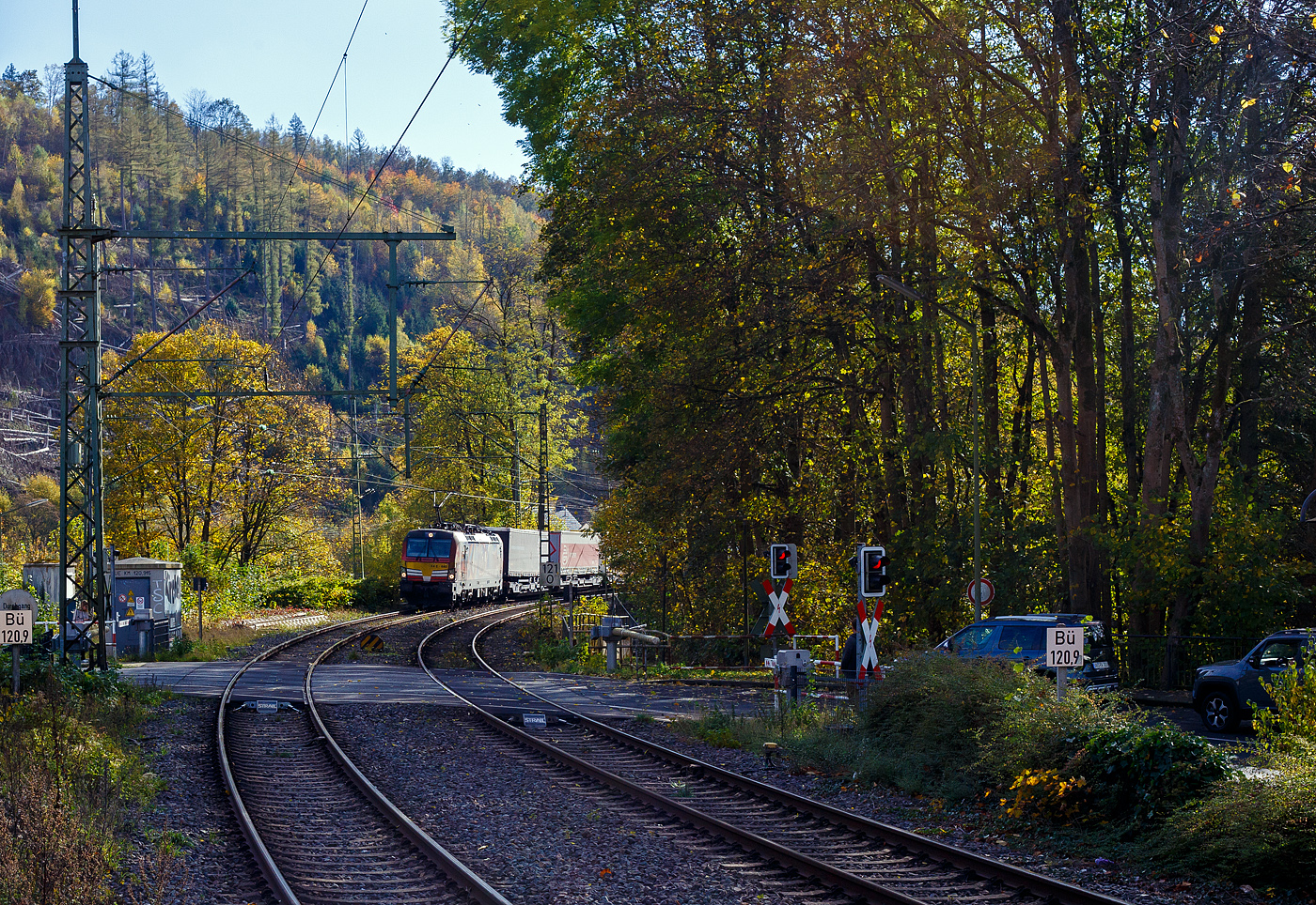 Die bunte und schöne an die TX Logistik AG vermietete Siemens Vectron MS X 4 E – 640 / 193 640-0 “Connected by Rail” (91 80 6193 640-0 D-DISPO) der MRCE Dispolok GmbH (München) fährt am 28.03.2023, mit einem KLV-Zug, durch Scheuerfeld (Sieg) Richtung Köln.

Die Siemens Vectron MS - 6.4 MW wurde 2016 von Siemens in München-Allach unter der Fabriknummer 22164 gebaut. Sie ist in der Variante A09 ausgeführt und hat so die Zulassungen für Deutschland, Österreich und Italien (D / A / I), daher trägt sie auch die Werbung München, Kufstein, Verona (Connected by Rail). Sie hat eine Höchstgeschwindigkeit von 160 km/h.

Die Lok wurde an die MRCE - Mitsui Rail Capital Europe GmbH in München ausgeliefert, seit September 2023 hat die Beacon Rail Metro Finance B.V. die Mitsui Rail Capital Europe B.V. (Amsterdam) und somit auch die Mitsui Rail Capital Europe GmbH im München übernommen, so firmiert sie nun als Beacon Rail Capital Europe GmbH, München (BRCE / DISPO).
