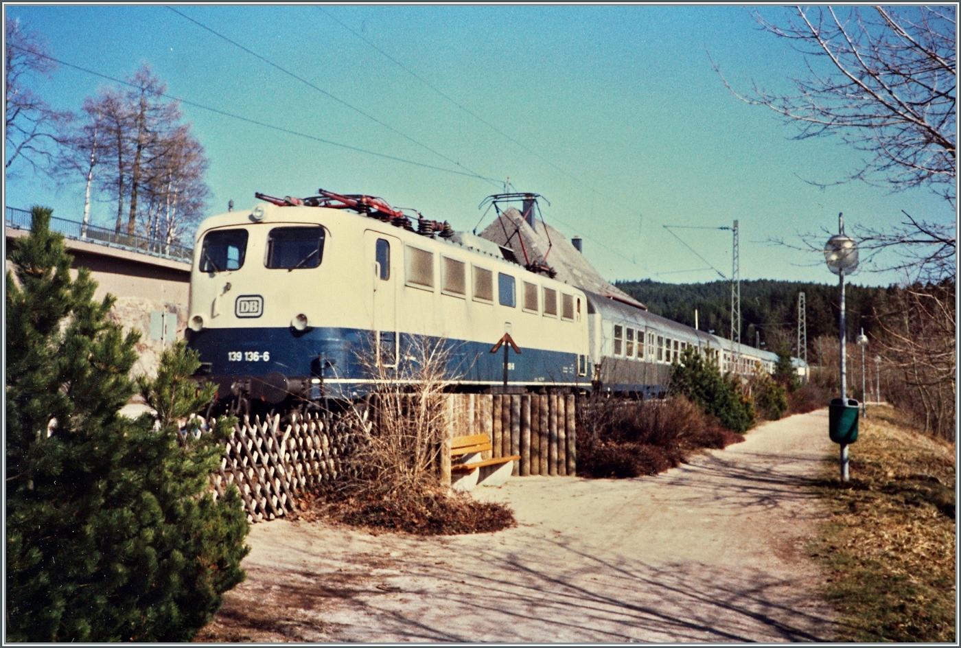 Die DB 139 136-6 mit ihrem Nahverkerszug auf dem Weg von Seebrugg nach Freiburg i.B. beim Halt in Schluchsee. Das Motiv des Bildes ist eher das Umfeld aus jener Zeit, als der Zug selbst.  

Analogbild vom April 1988