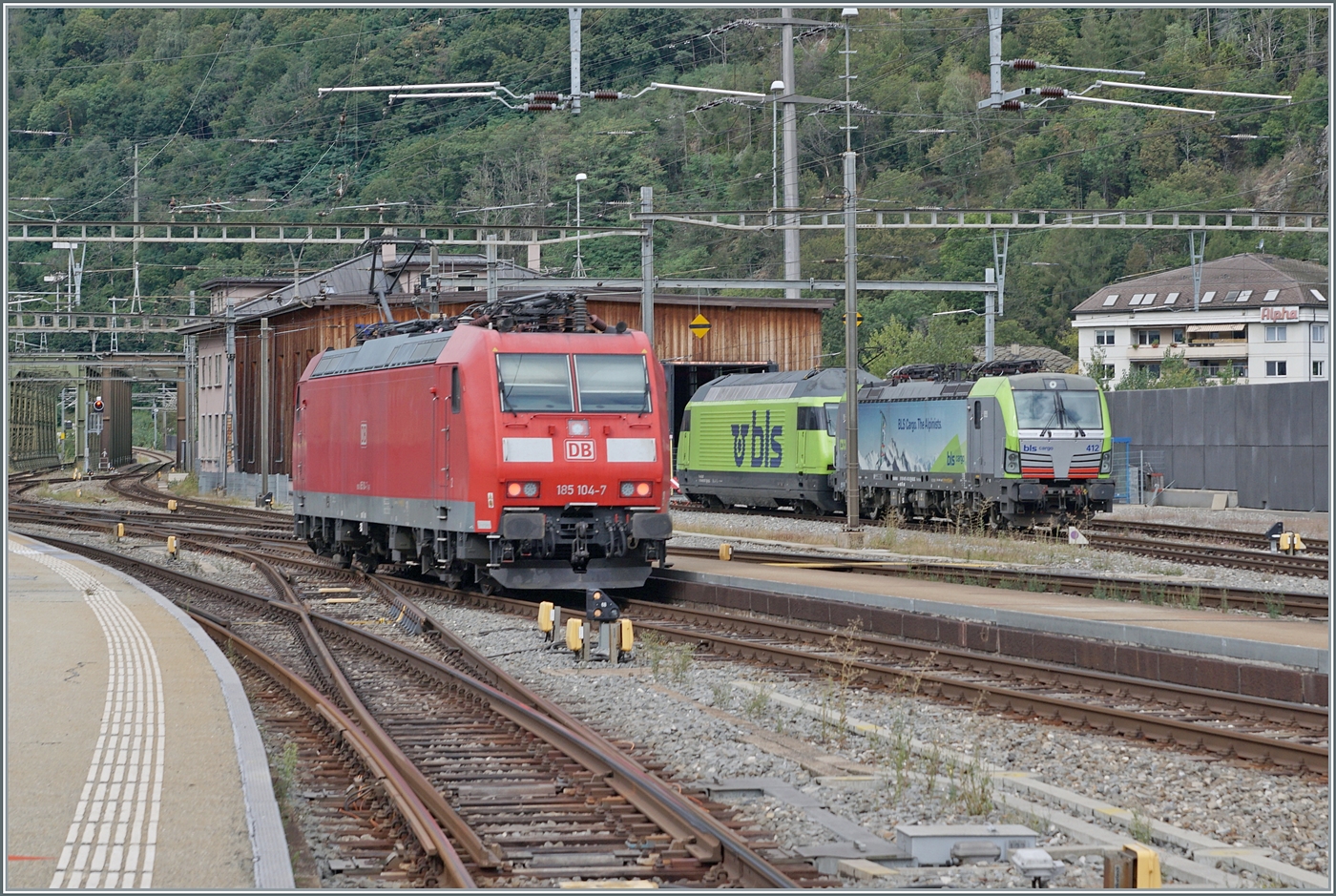 Die DB 185 104-7 verlässt als Lokzug den Bahnhof von Brig. Im Hintergrund sind eine BLS Re 465 und 475 zu sehen. 

12. Sept. 2024