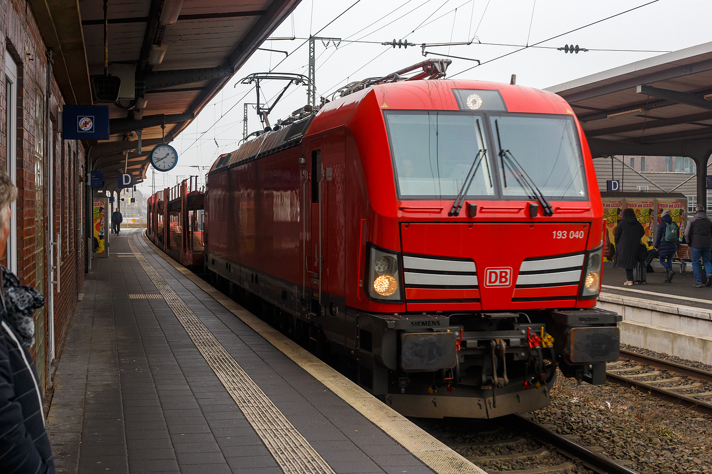 Die DB 193 040 (91 80 6193 040-3 D-DB) eine SIEMENS Vectron MS der DB Cargo AG fährt am 21 Januar 2025 mit einem leeren Autotransportzug (von Emden kommend) durch den Bahnhof Rheine in Richtung Süden.

Die SIEMENS Vectron MS der Variante A22 wurde 2024 von Siemens in München-Allach unter der Fabriknummer 23838 gebaut. Diese Vectron Lokomotive ist als MS – Lokomotive (Multisystem-Variante) mit 6.400 kW und einer Höchstgeschwindigkeit von 200 km/h konzipiert, in der Variante A22 hat sie so die Zulassung für Deutschland, Österreich, die Schweiz, Italien und die Niederlande (D / A / CH / I / NL). So besitzt die Variante MS A22 folgende Zugsicherungssysteme: ETCS BaseLine 3, sowie für Deutschland (PZB90 / LZB80 (CIR-ELKE I)), für Österreich (ETCS Level 1 mit Euroloop, ETCS Level 2, PZB90 / LZB80), für die Schweiz (ETCS Level 2, ZUB262ct, INTEGRA), für Italien (SCMT) und die Niederlande (ETCS Level 1, ETCS Level 2, ATB-EGvv).