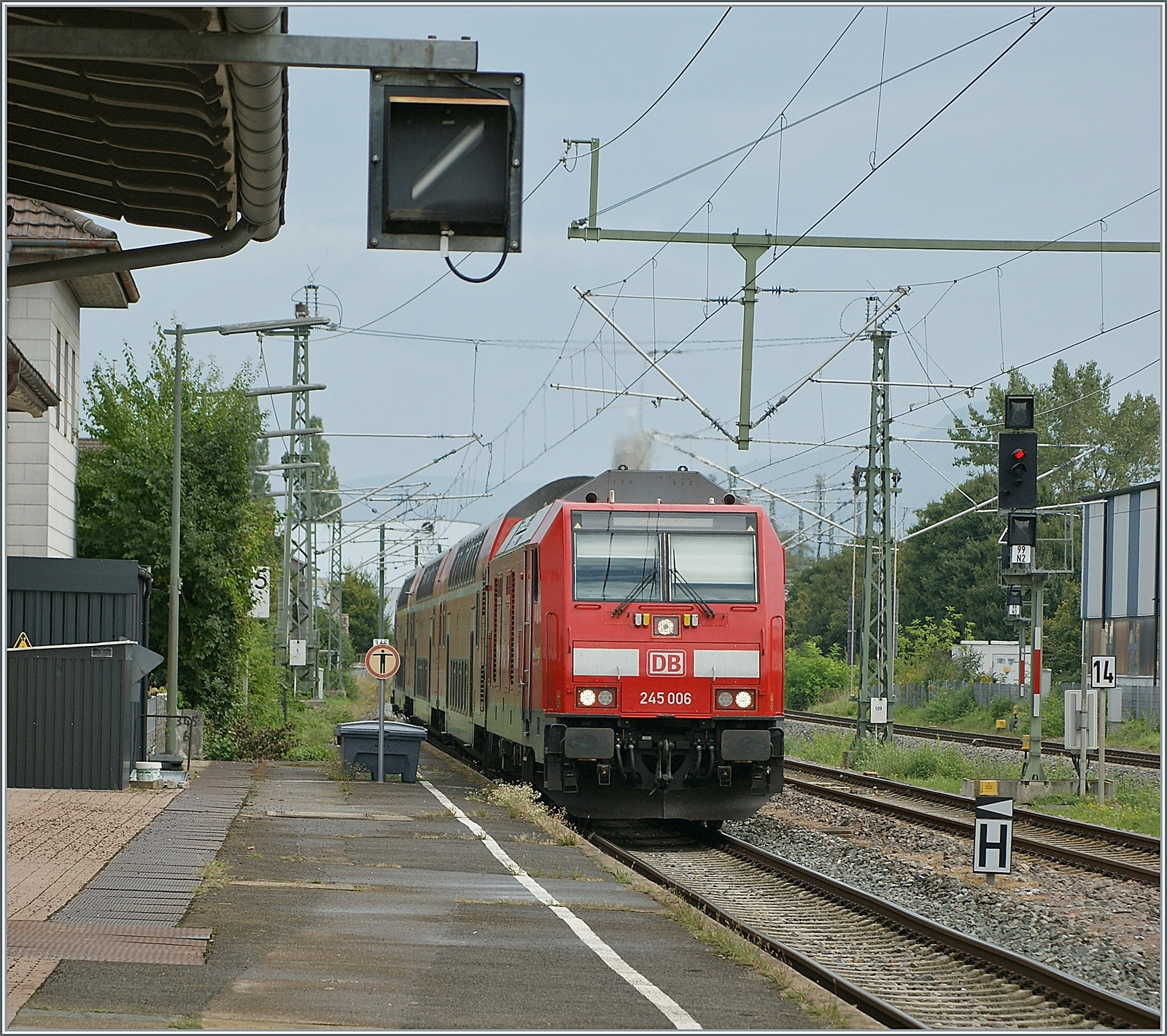 Die DB 245 006 (UIC 92 80 1245 006-2 D-DB) erreicht mit ihrem IRE3 von Friedrichshafen Hafen nach Basel Bad Bf. den Bahnhof Erzingen (Baden). Eindrücklich der Wärmeausstoss, der die Fahrleitung  flimmern  lässt, eine Fahrleitung, die im Planbetrieb nicht genutzt wird, da die elektrisch fahrenden SBB /THURBO GTW RABe 526 das Gleis 3 nutzen. Aber vielleicht wird die Strecken ja eines Tages Richtung Westen ausgebaut...

6. September 2022 