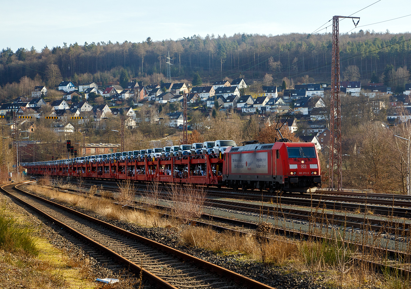 Die  DB Cargo 185 273-0 (91 80 6185 273-0 D-DB), mit Werbung „Impulsgeber, DB-Mitarbeiter für DB-Mitarbeiter“, fährt am  22 Februar 2021 mit einem Autotransportzug durch durch Siegen (Kaan-Marienborn) in Richtung Norden.

Die TRAXX F140 AC2 wurde 2006 bei Bombardier in Kassel unter der Fabriknummer 34130 gebaut. Sie hat die Zulassungen für Deutschland und Österreich. 
