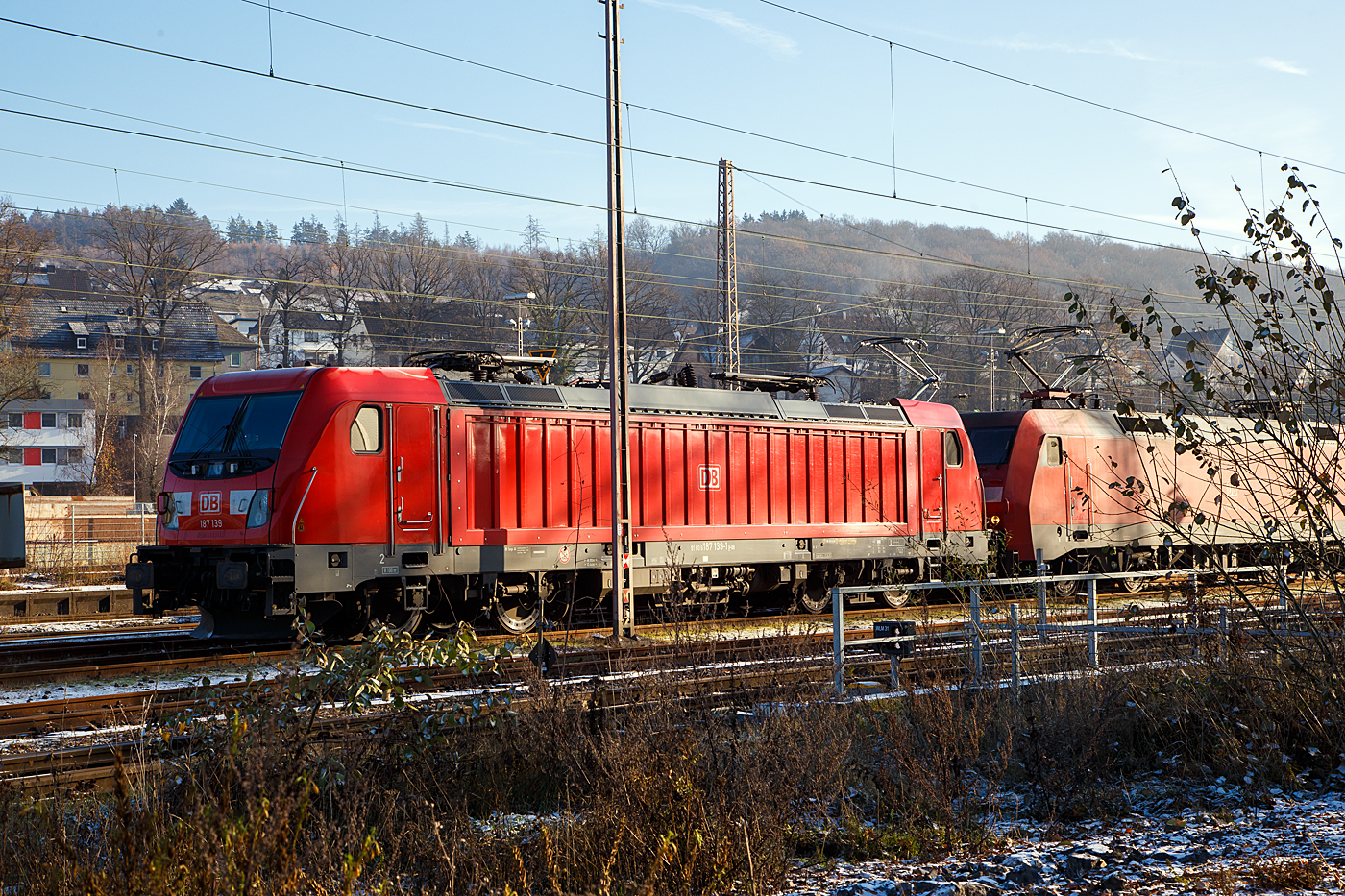 Die DB Cargo 187 139-1(91 80 6187 139-1 D-DB) der DB Cargo AG ist am 15.12.2022 in Kreuztal in der Abstellgruppe abgestellt, dahinter ist die 152 015-4.

Die Bombardier TRAXX F140 AC3 wurde 2017 von der Bombardier Transportation GmbH in Kassel unter der Fabriknummer  35436 gebaut.  Die TRAXX F140 AC3 Varianten der DB Cargo (BR 187.1) haben keine Last-Mile-Einrichtung. Die Höchstgeschwindigkeit beträgt 140km/h. Die Lokomotiven können in gemischter Mehrfachtraktion mit BR185 und BR186 eingesetzt werden.