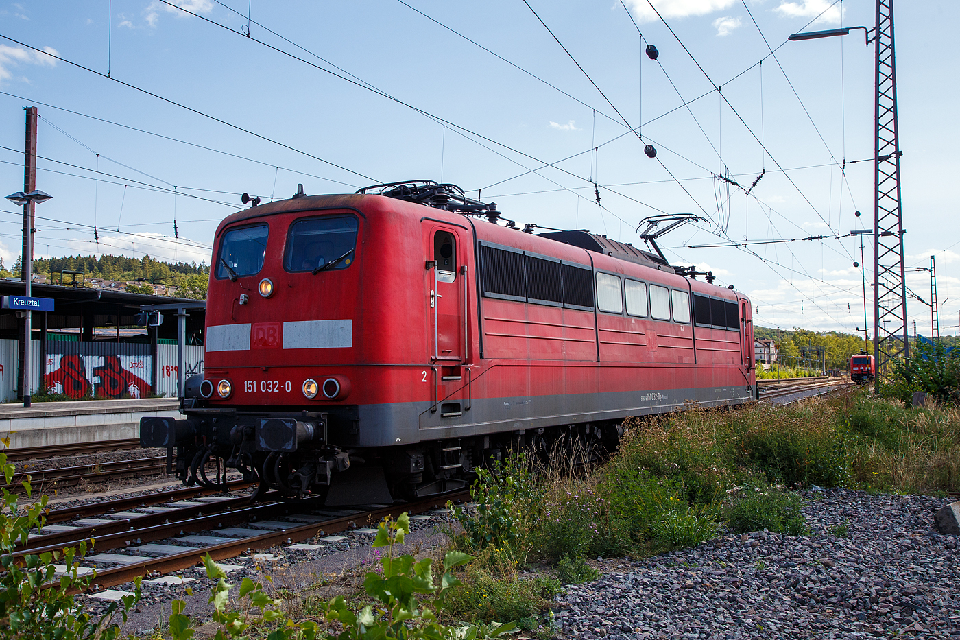 Die von der DB Cargo AG gemietete nunmehrige 151 032-0 (91 80 6151 032-0 D-Rpool) der Railpool GmbH, am 01 September 2018 beim Manöver in Kreuztal. 