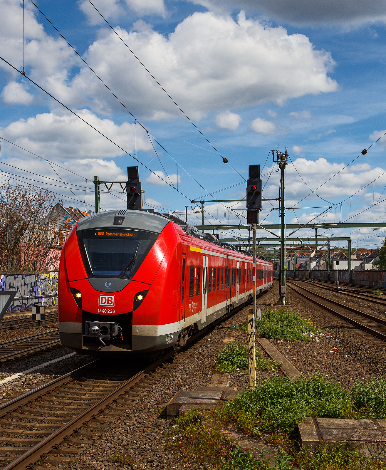 Die DB  Grinsekatzen , ein f�nfteiliger Alstom Coradia Continental mit modifiziertem Kopf 1440 236 / 1440 736 der DB Regio NRW erreicht am 30.04.2023, als RE 8  Rhein-Erft-Express  (Koblenz  - K�ln - Rommerskirchen), den Bahnhof K�ln-Ehrenfeld.

Die Elektrotriebwagen des Typs Alstom Coradia Continental geh�ren zur Fahrzeugfamilie modularer Nahverkehrstriebz�ge aus dem Hause Alstom. Der Coradia Continental ist als drei-, vier-, f�nf- oder sechsteiliger Triebwagen erh�ltlich. Sie werden im Werk Salzgitter (ex LHB) gebaut. Es besteht die M�glichkeit mehrere Fahrzeuge zu einem Zugverband zusammenzukuppeln. Die Baureihe 1440 ist eine Weiterentwicklung der Baureihe 0440. Die Fahrzeuge besitzen u.a. einen gegen�ber der Baureihe 0440 modifizierten Kopf zur Einhaltung der Crash Norm EN 15227. Die Triebwagen sind f�r eine Bahnsteigh�he von 76 cm ausgelegt. Sie verf�gen �ber ger�umige Mehrzweckabteile und behindertengerechte Toiletten. Ausfahrbare Schiebetritte sorgen f�r eine spaltfreie �berbr�ckung zwischen Bahnsteig und T�reinstieg.

Diese f�nfteiligen Triebz�ge setzen sich auch den folgenden Wagenbaureihen zusammen1440.2 – 1441.2 – 1841.2 – 1441.7 – 1440.7 uns sind so 89.700 mm und haben 8 Fahrmotoren. Die Triebz�ge haben konventionelle Enddrehgestelle und Jakobs-Drehgestelle zwischen den Mittelwagen.

Die Einsatzfelder
Der Coradia Continental kommt aufgrund seiner modularen Bauweise und der M�glichkeit zur Kupplung mehrerer Fahrzeuge zu einem Zugverband sowohl im S-Bahn- als auch im Regionalbahn- und Regionalexpress-Verkehr zum Einsatz.

TECHNISCHE DATEN:
Spurweite: 1.435 mm
Achsfolge: Bo’(Bo’)(2’)(2’)(Bo’)Bo’ in Klammern Jakobs-Drehgestelle
L�nge �ber Kupplung: 89.700 mm
Achsabstand in den Enddrehgestellen: 2.440 mm
Achsabstand in den Jakobsdrehgestellen: 2.700 mm
Treib- und Laufraddurchmesser: 850 mm (neu) / 780 mm (abgenutzt)
Breite: 2.920 mm
Maximale H�he (�ber SO): 4.280 mm
Einstiegh�he (�ber SO): ca. 800 mm
Eigengewicht: ca. 168 t
Minimaler befahrbarer Gleisbogen Werkstatt/Betrieb: 100/150 m
Niederfluranteil: ca. 89 %
Fahrgasteinstiegst�ren je Seite: 7
Sitzpl�tze: 264
Stromsystem: 15 kV / 16,7 Hz
H�chstgeschwindigkeit: 160 km/h
Nennleistung: 2.880 kW
Zugbeeinflussungs-System: PZB 90
Bremse: (D) KB C-pn-R-A-E