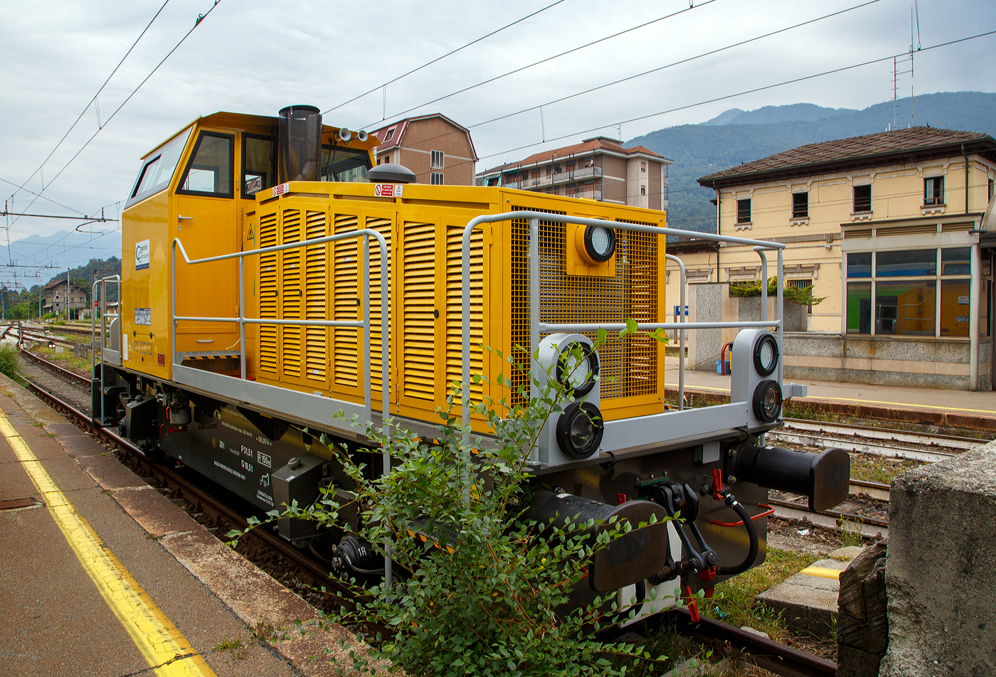 Die Diesellok IT-RFI 270847-4 eine zweiachsige dieselhydraulische IPE Locomotori 2000 Rangierlokomotive vom Typ IPE 600 der Ceprini Costruzioni Srl (Orvieto) ist am 08 September 2021 im Bahnhof Domodossola abgestellt.

Die IPE Locomotori 2000 srl ist der einzige italienische Hersteller f�r die Produktion von Rangierlokomotiven. IPE Locomotori 2000 in Nogarole Rocca (VR) arbeitet mit der Vossloh Locomotives Group technisch zusammen. Die neue Lokomotive IPE600 ist eine Maschine, die f�r den Umschlag von G�tern und / oder als Arbeitsmittel. Die geringe Gr��e der Lokomotive und ihre zentrale Kabine erm�glichen eine weite Sicht und maximale Sicherheit bei Rangier- und Arbeitseins�tzen. Neben dem konventionellen Dieselantrieb, mit dem eine H�chstgeschwindigkeit von 60 km/h erreicht werden kann, hat die Lokomotive ein hydrostatisches Getriebe f�r Langsamfahrten (H�chstgeschwindigkeit 5 km/h).