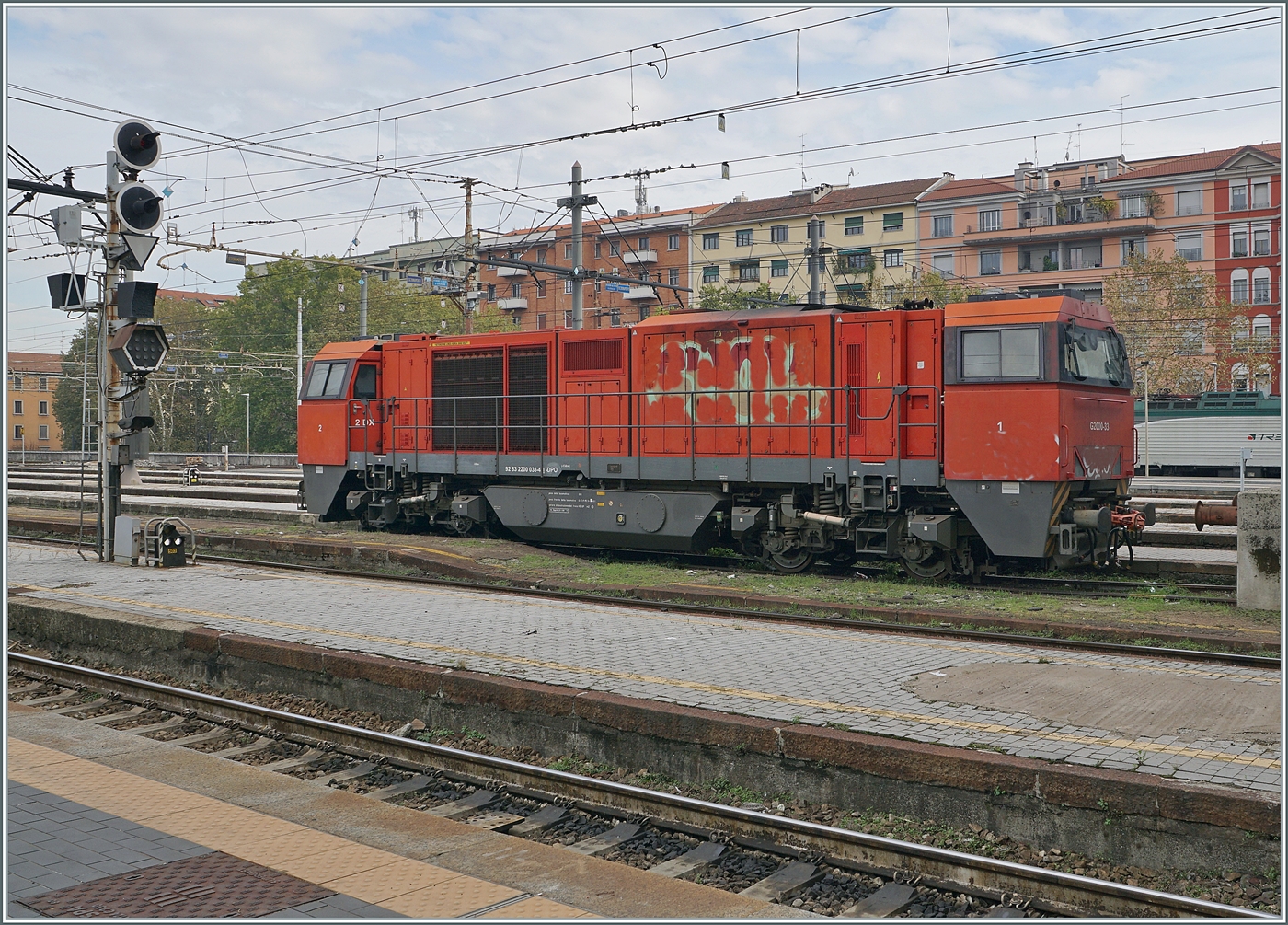 Die Dinazzano P� Diesellok G 2200-33 (92 83 2200 033-4 I-DPO) steht in Milano Centrale. Die  Sonderbemalung  habe ich etwas entfernt.

8. November 2022