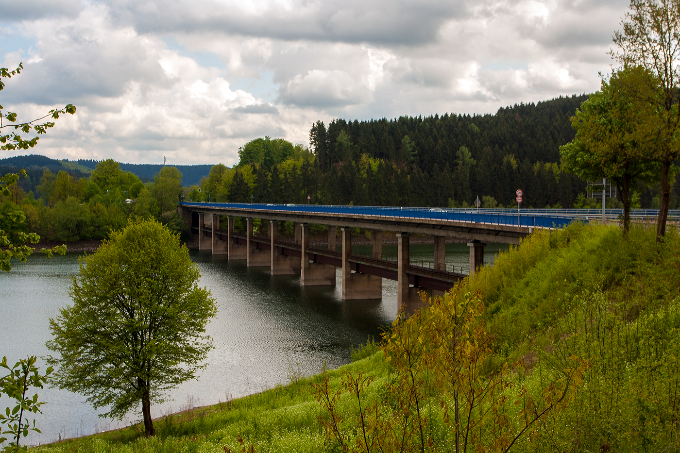 Die Doppelstockbrücke Listertal über die Biggetalsperre am 12 Mai 2013. Oben Straßenbrücke, unten die Bahnstrecke KBS 442  Biggetalbahn  (Finnentrop - Olpe – [Freudenberg]), ca. km 14,5. 
 
Die KBS 442 (Finnentrop–Olpe) ist eine 23,6 km lange eingleisige, nicht elektrifizierte Nebenbahn, die bis 1983 noch 20 km weiter bis Freudenberg (Kr. Siegen) ging, mit weiterem Anschluss über die auch stillgelegte Asdorftalbahn nach Betzdorf.

Die Doppelstockbrücke Listertal:
1956 begannen die Planungsarbeiten für die Biggetalsperre. Die Bauarbeiten begannen 1958. Dadurch bedingt war eine  Neubaustrecke  notwendig, da die alte Strecke mehrere Meter unter Wasser stehen würde. So entstanden auch die beiden Doppelstockbrücken Dumicketal und Listertal über die Biggetalsperre, jeweils oberen Ebene Straße und auf der darunter liegenden Ebene die eingleisige Bahnstrecke. Die beiden Doppelstockbrücken, Dumicketal und Listertal, sind baugleich und unterseiden sich in ihrer Länge.

Im Zuge des Ausbaus der Landesstraße 512 und der Eisenbahnstrecke Attendorn – Olpe wurde 1963 bei Attendorn eine 314 Meter lange Talbrücke über die Lister (vor Staubeginn der Biggetalsperre, noch ein Flüsschen und Zufluss der Bigge), errichtet. Auf der „Doppelstockbrücke“ werden auf der oberen Ebene die Landesstraße und auf der darunter liegenden Ebene die eingleisige Bahnstrecke geführt, deren Schienen unmittelbar vor und nach der Brücke in einen Tunnel münden. Die Stützweiten der zehnfeldrigen Brücke betragen einheitlich etwa 31,40 Meter, die Gesamtbreite der Straßenbrücke beträgt etwa 14 Meter.
Der Spannbetonüberbau der Straßenbrücke besteht aus einem zweistegigen Plattenbalken, der auf den Enden von zweigeteilten Stahlbetonpfeilern aufliegt. Die stählerne Bahnbrücke wurde unter dem Überbau der Straßenbrücke in der Mitte der sich teilenden Stützpfeiler aufgelagert. 2003 wurde der Überbau der Straßenbrücke durch eine externe Vorspannung mit Spannbändern des Typs VT-CMM ertüchtigt, um die Tragfähigkeit der Brücke zu erhöhen.

Rechtzeitig zum Staubeginn 1965 wurde die „neue“ Bahnstrecke in Betrieb genommen.
