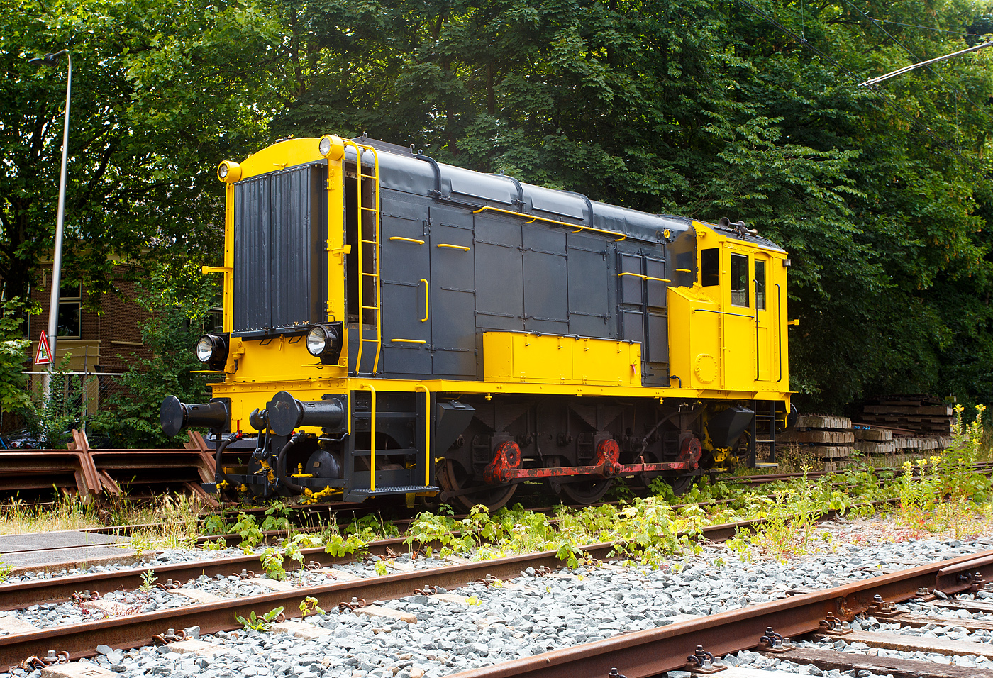 Die dreiachsige dieselelektrische Lokomotive NS 673, ex NS 605, am 24 Juni 2025 im Het Spoorwegmuseum (bis 2005 NSM - Nederlands Spoorwegmuseum / Niederländischen Eisenbahnmuseum) in Utrecht im ehemaligen Bahnhof Maliebaan. Lokomotiven dieses Typs werden als „Bakkie“ oder „Hippel“ bezeichnet.

Die Lok wurde 1955 von der English Electric Company (EEC) in London unter der Fabriknummer 2102 gebaut und als NS 605 an die Nederlandse Spoorwegen (Niederländische Staatsbahn) geliefert. Im Jahr 1992 wurde die Lokomotive 605 mit einer Fernbedienung ausgestattet, dadurch erhielt sie die neue Nummer 673. Zusammen mit 22 weiteren funkgesteuerten 600ern bildete sie die neue Baureihe NS 671 – 693.

Im Jahr 2006 wurde die Maschine in den Schuppen des ehemaligen Traktions- und Ausrüstungsrückgewinnungspunkts in Utrecht (HTMU) gebracht, um die außer Dienst gestellte Lokomotive zu ersetzen. Der Schuppen ist nicht mit Oberleitungen ausgestattet, so dass Wartungsarbeiten an Wagen und Zügen erst erfolgen können, nachdem die Ausrüstung durch eine Rangierlokomotive in den Schuppen gebracht wurde. In diesem Schuppen war mehrere Jahre lang die Ausrüstung des Eisenbahnmuseums gelagert. Als nach einer Umstrukturierung in der HTMU keine regelmäßige Wartung der NS-Geräte mehr durchgeführt wurde, wurde die noch betriebsfähige Lokomotive 673 inklusive Fernbedienung dem Eisenbahnmuseum gespendet.

Die NS-Lokomotiven der Serien 500, 600 und 700 sind dieselelektrische Lokomotiven, die zwischen 1946 und 1998 bei den Niederländischen Eisenbahnen im Einsatz waren. Lokomotiven dieses Typs werden als Bakkie oder Hippel bezeichnet.

Mit der Ankunft der englischen Armeen in den Niederlanden am Ende des Zweiten Weltkriegs kamen auch englische Lokomotiven des War Department (WD) an. Dazu gehörten dreiachsige Diesellokomotiven eines Typs, der in den 1930er Jahren für die London Midland and Scottish Railway (LMS) entwickelt worden war. Nach dem Krieg wurden mehrere Maschinen von der NS - Nederlandse Spoorwegen (Niederländischen Staatsbahnen) übernommen. Nach mehreren Austauschen verblieben schließlich zehn Ex-WD-Lokomotiven bei der NS, die 1946 die Nummern 501–510 trugen. Sie wurden für Rangierarbeiten auf großen Bahnhöfen wie Utrecht und Zwolle sowie ab 1947 Rotterdam Feijenoord eingesetzt.

Da die zehn englischen Gebrauchtlokomotiven gut ankamen, wurden weitere bestellt. Ab 1949 kamen 10 dazu (NS 511 – 520) und ab 1953 noch einmal 25 wie die Vorgänger nur mit Lokomotivbremse (NS 521 – 545) und nochmals 65 mit Zugbremse (NS 601 – 665). Diese hundert Lokomotiven stammten aus dem Werk der English Electric Company (EEC) in London, wurden aber neu geliefert. Mit ihrer Höchstgeschwindigkeit von 32 km/h waren sie zwar nur für den Rangierdienst geeignet, konnten aber gerade auf den großen Rangierbahnhöfen enorme Leistungen erbringen. Die Loks der Serie 600 haben mit 400 PS (300 kW) eine etwas höhere Leistung als die Serie 500, zudem besitzen sie eine Knorrr Zugbremse. Damit waren die Lokomotiven dieser Baureihe für das Überqueren öffentlicher Straßen und den Betrieb von Gleisanschlüssen mit Zügen geeignet.

TECHNISCHE DATEN:
Antriebsart: Diesel-elektrisch
Spurweite: 1.435 mm (Normallspur)
Achsfolge:	C mit Kuppelstangen (engl. 0-6-0 DE)
Länge über Puffer: 9.068 mm
Ges. Achsabstand: 3.505 mm
Treibraddurchmesser: 1.232 mm (neu)
Eigengewicht: 47 t
Antrieb: 
Dieselmotor: wassergekühlter langsam laufender 4-Takt 6-Zylinder-Reihendieselmotor vom Typ Englisch Electric 6KT 
Motorhubraum: 92,73 Liter (Bohrung Ø 254 x Hub 305 mm)
Motordauerleistung: 400 PS (294 kW) bei 680 U/min 
Hauptgenerator: Englisch Electric Typ EE 801/6 F (430 V DC) mit einer Leistung von 200 kW bei 680 U/min 
Fahrmotoren: 2 Stück Englisch Electric Typ EE 506 4B mit einer Dauerleistung von je 115 PS (83 kW)
Übersetzungsverhältnis: (16:79) x (16 :70) = 1:21,6
Leistung: 230 PS (164 kW)
Anfahrzugkraft: 143kN
Dauerzugkraft: 54 kN bei 11,5 km/h
Höchstgeschwindigkeit: 32 km/h (20 mph) eigen / 65 km/h geschleppt
Tankinhalt:	3.000 l
Bremskraft: 321 kN
Kleister befahrbarer Gleisbogen: R 75 m
