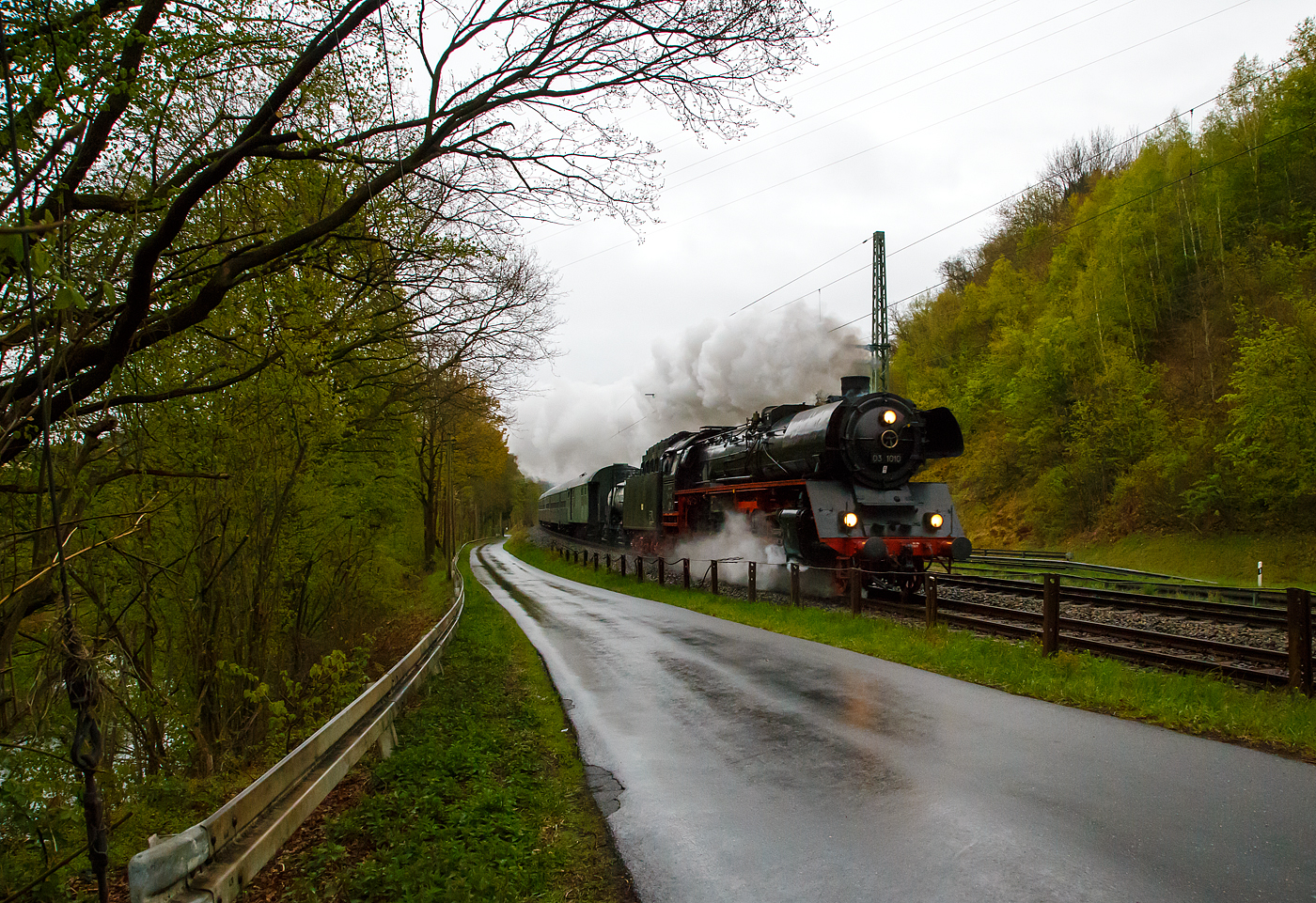 Die Dreizylinder-Schnellzugdampflok 03 1010 (90 80 0013 010-8 D-HLP), ex DR 03 0010-3, der Traditionsgemeinschaft Bw Halle P e.V. mit dem Dampfsonderzug der Eisenbahnfreunde Treysa e.V. nach Koblenz, rauscht mit hoher Geschwindigkeit am 22 April 2017 durch Wissen an der Sieg. Leider nicht bei bestem Wetter und Licht... 

Ab 1940 wurden 60 Exemplare dieser Dreizylindrigen Baureihe 03.10 als Weiterentwicklung der Baureihe 03 gebaut, die 03 1010 ist die letzte betriebsfähige Lokomotive dieser Baureihe. Ihre Höchstgeschwindigkeit von 140 km/h erreicht sie mit einer Leistung von 1900 PS.

Die Schnellzuglokomotive 03 1010 steht im Eigentum des DB Museums.