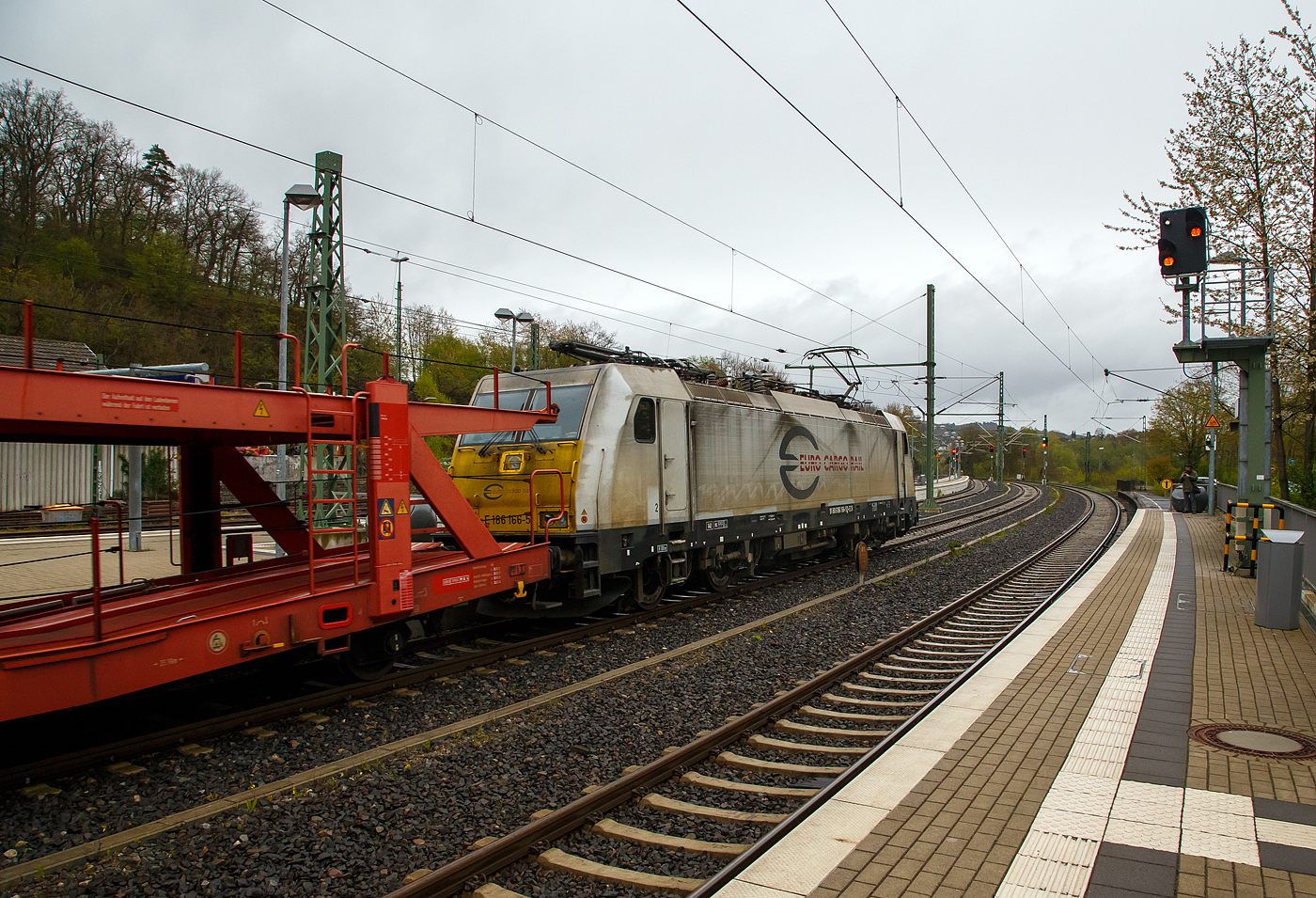 Die E 186 166-5 (91 80 6186 166-5 D-ECR) der ECR - Euro Cargo Rail SAS (Paris) f�hrt am 22 April 2017 mit einem leeren Autotransportzug durch den Bahnhof Au/Sieg in Richtung Siegen.

Die Bombardier TRAXX F140 MS wurde 2009 von der Bombardier Transportation GmbH in Kassel unter der Fabriknummer 34443 gebaut und an die ERC ausgeliefert. Die Multisystemlokomotive hat die Zulassungen bzw. besitzt die L�nderpakete f�r Deutschland, Belgien und Frankreich (D/B/F).

Seit September 2021firmiert die ECR als DB Cargo France SAS (Paris), so tr�gt die Lok aktuell nun die NVR-Nummer 91 80 6186 166-5 D-DBCFR, 