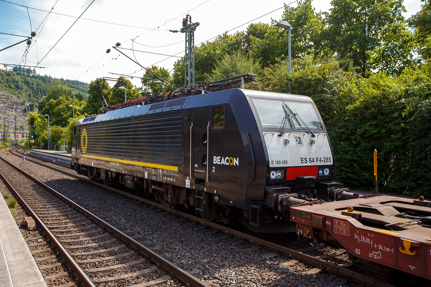 Die E 189-285 bzw. ES 64 F4 - 285 / LZB 189 285-0 (91 80 6189 285-0 D-DISPO Class 189 - VK) der BRCE - Beacon Rail Capital Europe GmbH (München), ex MRCE Dispolok, fährt am 30 Juli 2025 mit einem KLV-Zug durch den Bahnhof Kirchen/Sieg in Richtung Köln. Hier hatte sie kurz Hp 0 Halt. 

Die Siemens EuroSprinter wurde 2009 von Siemens in München unter der Fabriknummer 21631 gebaut. Diese Lok hat Zulassung für Deutschland, Österreich, die Niederlande und (neuerdings) Rumänien. Die Lok wurde an die MRCE Dispolok GmbH in München ausgeliefert, seit September 2023 hat die Beacon Rail Metro Finance B.V. die Mitsui Rail Capital Europe B.V. (Amsterdam) und somit auch die Mitsui Rail Capital Europe GmbH im München übernommen, so firmiert sie nun als Beacon Rail Capital Europe GmbH, München (BRCE / DISPO).

Die BR 189 (Siemens ES64F4) hat eine Vier-Stromsystem-Ausstattung. Sie ist in allen vier in Europa üblichen Bahnstromsystemen einsetzbar. Diese hier hat die Variante K (Class 189-VK) und besitzt die Zugbeeinflussungssysteme LZB/PZB, ETCS und ATB für den Einsatz in Deutschland, Österreich, Rumänien und den Niederlanden.

Die Stromabnehmerbestückung ist folgende: 
Pos. 1: D, A, RO, NL (AC)
Pos. 2: NL (DC)
Pos. 3: NL (DC)
Pos. 4: D, A, RO, NL (AC)

TECHNISCHE DATEN:
Spurweite: 1.435 mm (Normalspur)
Achsformel: Bo’Bo’
Länge über Puffer: 19.580 mm
Achsabstand im Drehgestell:  2.900 mm
Dienstgewicht: 87 t
Stundenleitung: 6.400 kW bei 15 kV / 25 kV AC; 6.000 kW bei 3 kV DC und 3.000 kW bis 4.200 kW bei 1,5 kV DC
Anfahrzugkraft: 300 kN
Maximale Dauerzugkraft bis 84 km/h; 270 kN
Höchstgeschwindigkeit: 140 km/h
Stromsysteme: 15 kV, 16,7 Hz AC; 25 kV, 50 Hz AC; 1,5 kV und 3 kV DC
