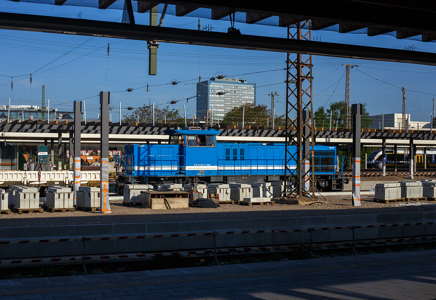 Die Eiffage Infra-Rail vermietete 275 843-1 (92 80 1275 843-1 D-NRAIL]), eine Vossloh G 1206 der der Northrail GmbH, ist am 29 April 2025 im Hauptbahnhof Duisburg im Arbeitseinsatz.

Die G 1206 wurde 2003 von Vossloh Locomotives GmbH in Kiel-Friedrichsort unter der Fabriknummer 5001475 gebaut und als G1206-SP-022 an die SLG - Spitzke Logistik GmbH in Gro�beeren geliefert. Zum 01.01.2007 bekam sie die NVR-Nummer 92 80 1275 843-1 D-SLG. Im Jahr 2014 ging sie zur�ck an die Vossloh Locomotives GmbH und war als Mietlok unterwegs, nach vielen Stationen ging sie 2024 an Northrail GmbH in Hamburg.
