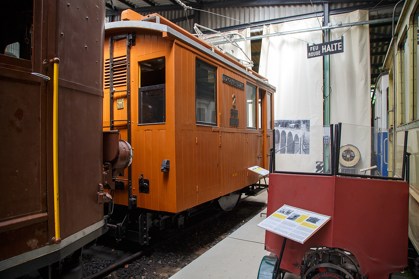 Die elektrische reine Zahnradlokomotive BGV He 2/2 2, später BVB He 2/2 2  La Grisette  der Museumsbahn Blonay–Chamby am 27.05.2022 im Museum Chaulin. 

Die Gleichstrom-Zahnradelektrolok wurde 1899 von der Schweizerischen Lokomotiv- und Maschinenfabrik (SLM) in Winterthur unter der Fabriknummer 1196 gebaut, der elektrische Teil ist von der CIE (Compagnie de l'industrie électrique, ab 1902 CIEM - Compagnie de l’industrie électrique et mécanique und ab 1918 Société Anonyme des Ateliers de Sécheron). Die Lieferung erfolgte an die Chemin de fer électrique Bex–Gryon–Villars (BGV), ab 1905 Chemin de fer Bex–Gryon–Villars–Chesières (BGVC), im Jahr 1942 fusionierten die BGVC mit der VB zur BVB. Im Jahre 1999 fusionierte die BVB mit der Chemin der fer Aigle–Ollon–Monthey–Champéry (AOMC), der Chemin de fer Aigle–Leysin (AL) und der Chemin de fer Aigle–Sépey–Diablerets (ASD) zu den Transports Publics du Chablais (TPC). Mit der Gründung der TPC konnten die vorher zum Teil von der Einstellung bedrohten Schmalspurbahnen ihre Mittel zusammenlegen und ihr Angebot vereinheitlichen.

Die Lok erhielt 1920 einen neuen Lokomotivkasten und war so bis 1985 bei der BVG, insbesondere für den Schneepflugdienst, in Betrieb. Den Spitznamen „la Grisette“ erhielt sie, weil sie ursprünglich eine graue Lackierung trug. Später ging sie an den Verein B.V.B. Promotion, der sie 1997 nicht betriebsfähig restaurierte, im Oktober 2011wurde sie dann an die Museumsbahn Blonay–Chamby und war bis 2014 in einer Lagerhalle abgestellt. Da die SLM He 2/2 elektrische Lokomotiven mit reinen Zahnradantrieb sind und so keinen Adhäsionsantrieb besitzen, können sie sich also nur in einem mit Zahnstange versehenen Gleis fortbewegen, so bleibt die BVB He 2/2 2  La Grisette  bei der BC wohl eine reines Ausstellungsexponat.

SLM He 2/2 sind elektrische Lokomotiven mit Zahnradantrieb, die von der Schweizerischen Lokomotiv- und Maschinenfabrik (SLM) gebaut und mit Drehstrom- oder Gleichstrom-Ausrüstungen verschiedener Hersteller wie Alioth, BBC, CIE, MFO und Rieter versehen wurden. He 2/2 wurden von 1898 bis 1957 in den Spurweiten 800, 1.000 und 1.435 mm hergestellt. Sie weisen keinen Adhäsionsantrieb auf, können sich also nur in einem mit Zahnstange versehenen Gleis fortbewegen.

Bei Lokomotiven der Bex-Villars-Bretaye-Bahn (BVB) und zwei Triebzahnrädern handelt es sich um reine Zahnradlokomotiven. Die beiden Triebzahnräder, für das Zahnstangensystem Abt sind nicht auf den Laufachsen angebracht, sondern unmittelbar neben der Laufachsen gegen die Fahrzeugmitte. Der mechanische Teil stammt von der Schweizerischen Lokomotiv- und Maschinenfabrik (SLM) in Winterthur.

Die 5.000 mm langen Lokomotiven mit einem Dienstgewicht von rund 14,8 t verkehren mit ihren 2 x 81 kW = 162 kW (220 PS) Leistung auf Neigungen bis zu 200 ‰. Sie erreichen dabei bei der Bergfahrt eine Geschwindigkeit von rund 10 km/h, bei Talfahrt war die Geschwindigkeit aus Sicherheitsgründen auf maximal 7,5 km/h limitiert.

TECHNISCH DATEN:
Baujahr: 1899
Nummerierung: 1 und 2 (später noch 3 und 4 von der MC)
Spurweite: 1.000 mm
Achsfolge: 1zz1
Zahnradsystem: 	Abt
Länge über Puffer : 5.000 mm
Länge Lokkasten: 4.250 mm 
Breite: 2.500 mm
Achsstand: 2.270 mm (720 mm – Zahnradabstand 920 mm – 520 mm)
Zahnradteilkreis-Ø: 573 mm
Dienstgewicht: 14,8  t
Leistung: 2 x 110 kW
Zul. Höchstgeschwindigkeit: 10 km/h (Talfahrt 7,5 km/h)
Übersetzung:  1:7,84
Stromsystem: 700 V DC (gleichstrom)
Max. Neigung : 200 ‰