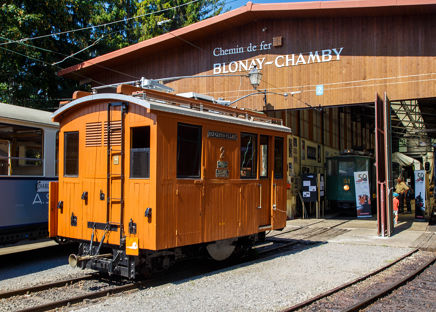 Die elektrische reine Zahnradlokomotive BGV He 2/2 2, später BVB He 2/2 2  La Grisette  der Museumsbahn Blonay–Chamby am 09 September 2023 im Museum Chaulin. Sie war eine der Highlights von der Veranstaltung an dem Wochenende welches zum 125 Jahre Jubiläum der BVB unter dem Motto  Le Chablais en fête  stand. Mit ihrem Alter von 124 ist sie die älteste erhaltene Lok der BVB (ex BGV) und passte so bestens als Ausstellungsexponat.

Die Gleichstrom-Zahnradelektrolok wurde 1899 von der Schweizerischen Lokomotiv- und Maschinenfabrik (SLM) in Winterthur unter der Fabriknummer 1196 gebaut, der elektrische Teil ist von der CIE (Compagnie de l'industrie électrique, ab 1902 CIEM - Compagnie de l’industrie électrique et mécanique und ab 1918 Société Anonyme des Ateliers de Sécheron). Die Lieferung erfolgte an die Chemin de fer électrique Bex–Gryon–Villars (BGV), ab 1905 Chemin de fer Bex–Gryon–Villars–Chesières (BGVC), im Jahr 1942 fusionierten die BGVC mit der VB zur BVB. Im Jahre 1999 fusionierte die BVB mit der Chemin der fer Aigle–Ollon–Monthey–Champéry (AOMC), der Chemin de fer Aigle–Leysin (AL) und der Chemin de fer Aigle–Sépey–Diablerets (ASD) zu den Transports Publics du Chablais (TPC). Mit der Gründung der TPC konnten die vorher zum Teil von der Einstellung bedrohten Schmalspurbahnen ihre Mittel zusammenlegen und ihr Angebot vereinheitlichen.

Die Lok erhielt 1920 einen neuen Lokomotivkasten und war so bis 1985 bei der BVG, insbesondere für den Schneepflugdienst, in Betrieb. Den Spitznamen „la Grisette“ erhielt sie, weil sie ursprünglich eine graue Lackierung trug. Später ging sie an den Verein B.V.B. Promotion, der sie 1997 nicht betriebsfähig restaurierte, im Oktober 2011 ging sie dann an die Museumsbahn Blonay–Chamby und war bis 2014 in einer Lagerhalle abgestellt. Da die SLM He 2/2 elektrische Lokomotiven mit reinen Zahnradantrieb sind und so keinen Adhäsionsantrieb besitzen, können sie sich also nur in einem mit Zahnstange versehenen Gleis fortbewegen, so bleibt die BVB He 2/2 2  La Grisette  bei der BC wohl eine reines Ausstellungsexponat.

Die SLM He 2/2 sind elektrische Lokomotiven mit Zahnradantrieb, die von der Schweizerischen Lokomotiv- und Maschinenfabrik (SLM) gebaut und mit Drehstrom- oder Gleichstrom-Ausrüstungen verschiedener Hersteller wie Alioth, BBC, CIE, MFO und Rieter versehen wurden. He 2/2 wurden von 1898 bis 1957 in den Spurweiten 800, 1.000 und 1.435 mm hergestellt. Sie weisen keinen Adhäsionsantrieb auf, können sich also nur in einem mit Zahnstange versehenen Gleis fortbewegen.

Bei Lokomotiven der Bex-Villars-Bretaye-Bahn (BVB) und zwei Triebzahnrädern handelt es sich um reine Zahnradlokomotiven. Die beiden Triebzahnräder, für das Zahnstangensystem Abt sind nicht auf den Laufachsen angebracht, sondern unmittelbar neben der Laufachsen gegen die Fahrzeugmitte. Der mechanische Teil stammt von der Schweizerischen Lokomotiv- und Maschinenfabrik (SLM) in Winterthur.

Die 5.000 mm langen Lokomotiven mit einem Dienstgewicht von rund 14,8 t verkehren mit ihren 2 x 81 kW = 162 kW (220 PS) Leistung auf Neigungen bis zu 200 ‰. Sie erreichen dabei bei der Bergfahrt eine Geschwindigkeit von rund 10 km/h, bei Talfahrt war die Geschwindigkeit aus Sicherheitsgründen auf maximal 7,5 km/h limitiert.

TECHNISCH DATEN:
Baujahr: 1899
Nummerierung: 1 und 2 (später noch 3 und 4 von der MC)
Spurweite: 1.000 mm
Achsfolge: 1zz1
Zahnradsystem:  Abt
Länge über Puffer : 5.000 mm
Länge Lokkasten: 4.250 mm 
Breite: 2.500 mm
Achsstand: 2.270 mm 
Zahnradabstand: 930 mm 
(720 – 930 – 520 mm)
Zahnradteilkreis-Ø: 573 mm
Dienstgewicht: 14,8  t
Leistung: 2 x 110 kW
Zul. Höchstgeschwindigkeit: 10 km/h (Talfahrt 7,5 km/h)
Übersetzung:  1:7,84
Stromsystem: 700 V DC (Gleichstrom)
Max. Neigung : 200 ‰

