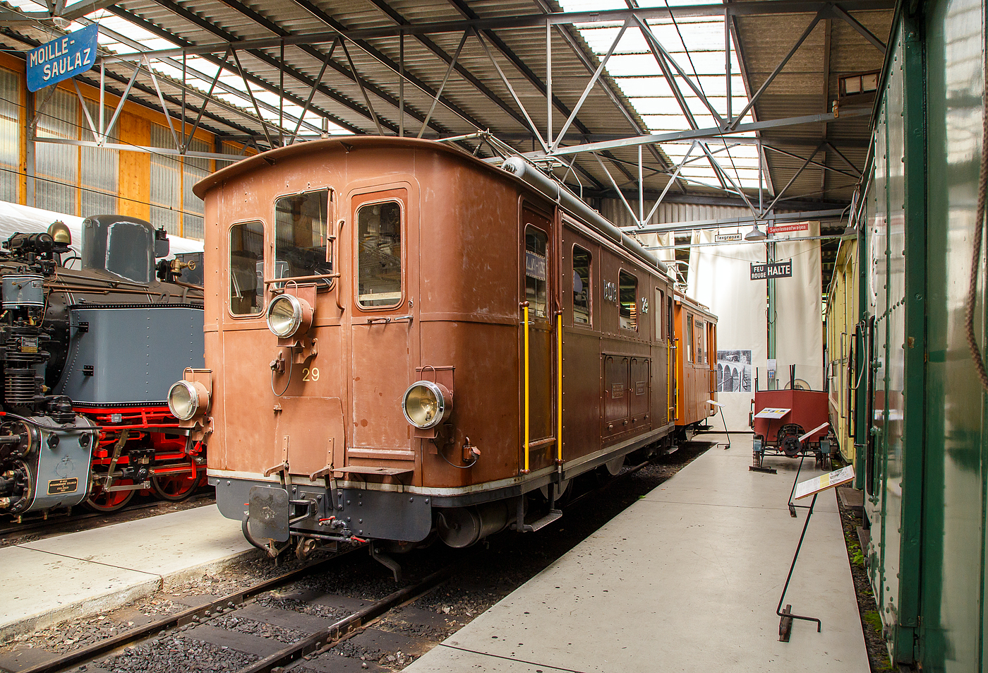 Die ex BOB HGe 3/3 29 der Museumsbahn Blonay–Chamby  am 27.05.2023 in der Museumshalle in Chaulin.

Die elektrischen Lokomotiven für den gemischten Zahnrad- und Adhäsionsbetrieb HGe 3/3 29 wurde 1926 von der SLM - Schweizerische Lokomotiv- und Maschinenfabrik in Winterthur unter der Fabriknummer 3127gebaut, der elektrische Teil wurden von der MFO - Maschinenfabrik Oerlikon geliefert.
