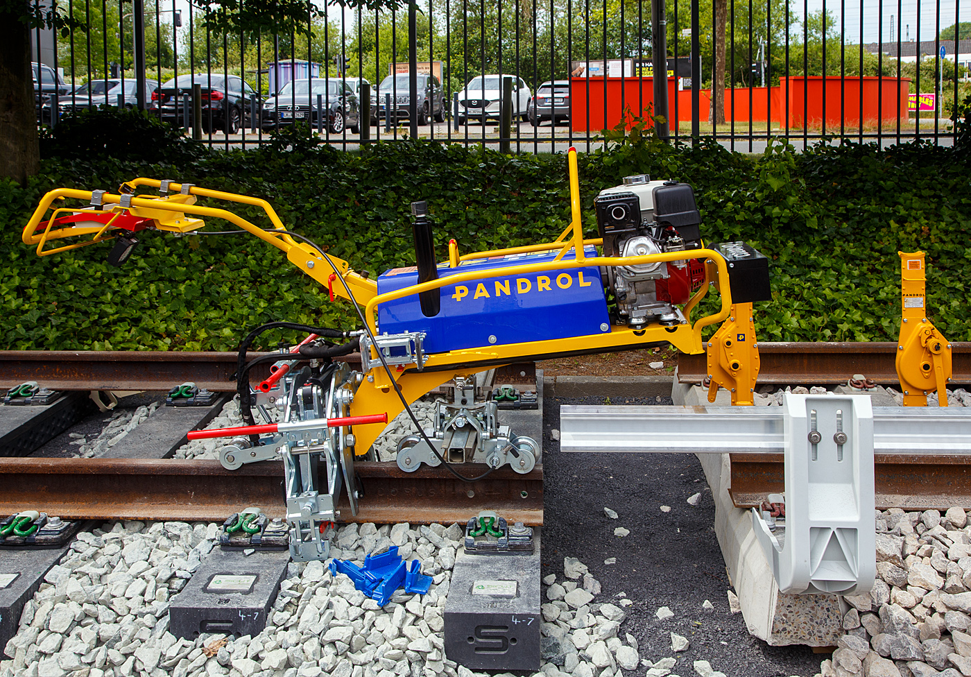 Die franz�sische Firma PANDROL aus Colombes (bei Paris) pr�sentierte auf der 28. Internationale Ausstellung Fahrwegtechnik 2022 (iaf) in M�nster, hier am 31 Mai 2022, u.a. ihre intelligente Klammermaschine CD200 IQ (zur Schienenbefestigung/Installation von Pandrol Fastclip FC und FE).