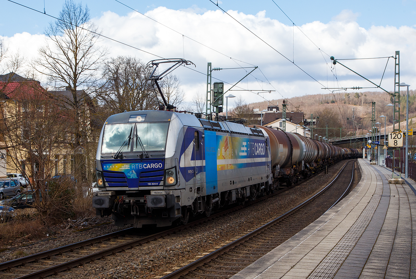 Die für die Rurtalbahn Cargo GmbH fahrende Vectron 193 824-0   Düren  (91 80 6193 824-0 D-Rpool) der Railpool GmbH (München), fährt am 19.03.2021 mit einem Kesselwagenzug durch den Bahnhof Kirchen (Sieg) in Richtung Köln.

Die SIEMENS Vectron AC (200 km/h - 6.4 MW) wurde 2016 von SIEMENS Mobilitiy in München unter der Fabriknummer 22054 gebaut. Sie hat die Zulassung für D/ A und H (RO durchgestrichen).