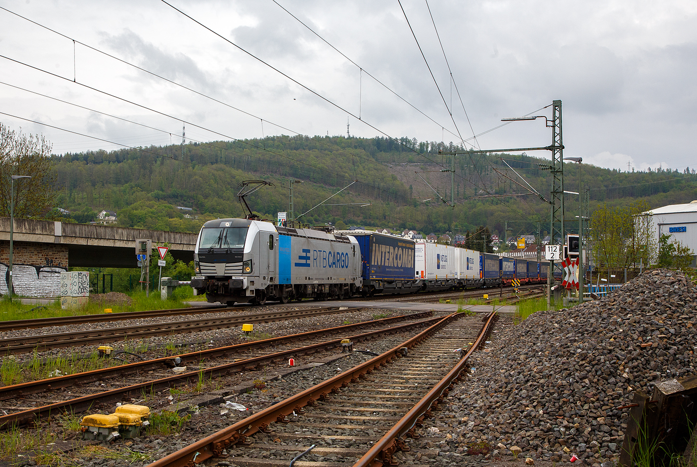 Die f�r die Rurtalbahn Cargo GmbH fahrende Vectron 193 816-6 (91 80 6193 816-6 D-Rpool) der Railpool GmbH (M�nchen) f�hrt am 11.05.2023 mit einem KLV-Zug durch Niederschelden in Richtung K�ln.

Die Vectron AC (160 km/h - 6.4 MW) wurde 2015 von Siemens Mobilitiy in M�nchen-Allach unter der Fabriknummer 21996 gebaut. Sie hat die Zulassung f�r  D/ A/ H und RO. 
