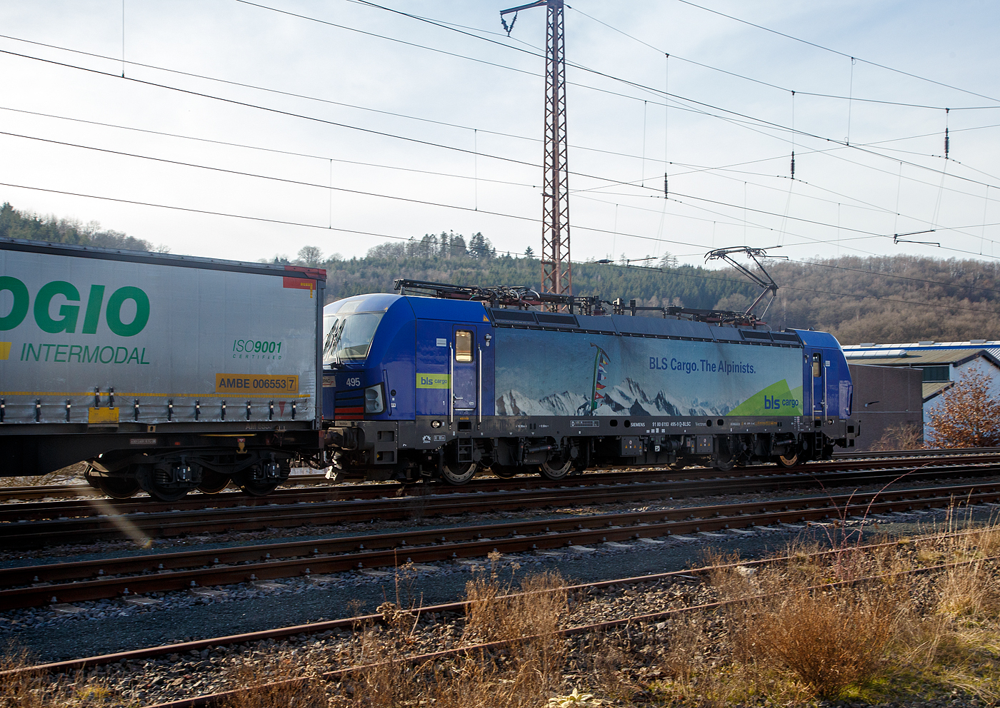 Die HUPAC bzw. BLS Cargo 495 - 193 495 (91 80 6193 495-9 D-BLSC) fährt am 20 Februar 2021 mit einem KLV-Zug, auf der Siegstrecke durch Siegen (Kaan-Marienborn) in Richtung Siegen, da es ein KLV-Zug ist geht dieser Zug über die Siegstrecke in Richtung Köln.

Die Siemens Vectron MS wurde 2018 von Siemens Mobilitiy in München-Allach unter der Fabriknummer 22386 gebaut und an die HUPAC SA. (Chiasso) geliefert. Die Lok wurde durch/über die BLS Cargo in Deutschland eingestellt. Sie hat die Zulassungen für Deutschland, Österreich, Schweiz, Italien und die Niederlande (D, A, CH, I, NL). Die Vectron MS hat eine Leistung von 6,4 MW und eine Höchstgeschwindigkeit von 160 km/h.