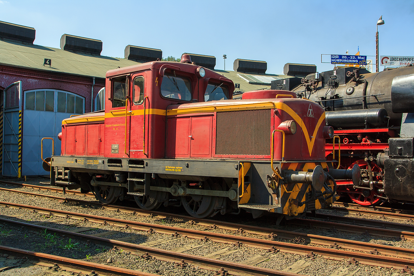 Die Jung R 42 C der Eisenbahnfreunde Betzdorf, ex SK 11 (Siegener Kreisbahn). ex Lok 11 der Kleinbahn Weidenau-Deuz, am 23.04.2011 im Südwestfälischen Eisenbahnmuseum in Siegen.

Die Lok vom Typ R 42 C wurde 1960 von der Firma Jung unter der Fabriknummer 13119 gebaut und an die Kleinbahn Weidenau-Deuz ausgeliefert. Die Kleinbahn Weidenau-Deuz erhielt ebenso wie die Siegener Kreisbahn vier Lokomotiven und die Freien Grunder Eisenbahn eine, so dass nach der Fusion als Siegener Kreisbahn 1970 dort neun Lokomotiven verkehrten.

Die Lok ist eine dieselhydraulische Lokomotive von der 32 Exemplaren von Arnold Jung Lokomotivfabrik in Jungenthal bei Kirchen/Sieg gebaut wurden. Sie war vor allem für den Rangiereinsatz im Werksdienst vorgesehen, ab 1955 wurde die R 42 C angeboten

Die Achsfolge ist C, als Antrieb dient ein aufgeladener MAN-Motor W8V 17,5/22A mit einer Leistung von 440 PS bei 1100 U/min, dieser überträgt seine Leistung auf ein hydraulisches Voith-Turbo-Getriebe L 37 Ab, dieses wiederum auf eine hinten liegende Blindwelle, die die drei Achsen über Kuppelstangen antreibt.

Die Lok gehört zur sogenannten 3. Generation der Jung-Loks, die Leistungssteigerung gegenüber der R 40 C machte den Einbau eines größeren Lüfters notwendig. Dieser ist am Lüftergitter auf dem Aufbau der dem Motor abgewandten Vorbau zu erkennen. Die Maschinen verfügen bei vergrößertem Raddurchmesser über einen verkürzten Radstand gegenüber der R 40 C.

TECHNISCHE DATEN:
Spurweite: 1.435 mm
Achsfolge: C
Länge über Puffer: 9.285 mm
Achsstand: 2 x 1.700 mm = 3.400 mm
Breite: 3.120 mm
Höhe: 3.975 mm
Eigengewicht: 43.500 kg
Dienstgewicht: 45.000 kg
Motor: wassergekühlter 8-Zylinder 4-Takt MAN-Reihendieselmotor W 8 V 17,5/22 A mit Aufladung
Hubraum: 42,32 Liter 
Leistung: 324 kW (440 PS)
Höchstgeschwindigkeit: 60 km/h
Schaltgetriebe: Voith L37Ab
Wendegetriebe: Jung 420G
Bremse: Klotzbremse, an allen 6 Rädern
Betriebsbremse: K-GPmZ (einlösige Knorr-Bremse mit Zusatzbremse), pneumatisch, auf alle 6 Räder wirkend
Bremsgewicht: 40 t (P); 29 t (G)
Feststellbremse: Handrad, mechanisch, auf alle 6 Räder wirkend
Tankinhalt: 820 l
Sonstiges: Läutewerk, Sicherheitsfahrschaltung

Im deutschen Fahrzeugeinstellungsregister ist für die Jung R 42 C die Nummer 3942 vorgesehen, diese hier hatte die NVR-Nummer 98 80 3942 018-3 D-EFBS
