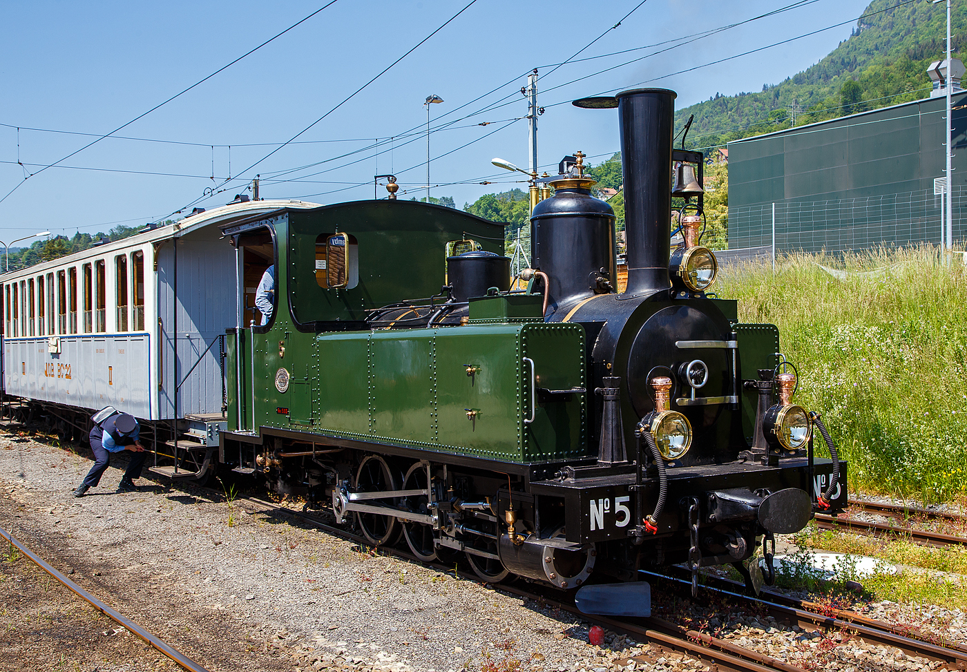 Die kleine aber schöne  ex LEB G 3/3 Nr. 5  Bercher  (Lausanne–Echallens–Bercher-Bahn) der Museumsbahn Blonay–Chamby (BC) steht am 27 Mai 2023 in Blonay mit ihrem Zug zur Abfahrt zum Museum Chaulin bereit.

Die LEB G 3/3 Nr. 5  Bercher ) wurde 1890 von der Elsässische Maschinenbau-Gesellschaft Grafenstaden (später Société Alsacienne de Constructions Mécaniques) unter der Fabriknummer 4172 gebaut und an die Lausanne–Echallens–Bercher-Bahn geliefert. Die EMBG hatte auch zwei Jahre zuvor die baugleiche Nr. 2 geliefert. Die beiden dreiachsigen Tenderlokomotiven trugen die Hauptlast des Verkehrs, bis in den Jahren 1903 und 1905 zwei baugleichen Tenderlokomotiven, die G 3/3 6 „Gros-de-Vaud“ und G 3/3 7 „Talent“ durch die Schweizerische Lokomotiv- und Maschinenfabrik (SLM) in Winterthur abgeliefert wurden. 

Von der YSteC konnte die LEB 1920/1921 die drei 1893 ebenfalls durch die EMBG gebauten Mallet-Lokomotiven G 2x2/2 Nr. 1 bis 3 gebraucht übernehmen. Nun waren die G 3/3 Nr. 2 und 5 nicht mehr gefragt. Während die G 3/3 2 „Échallens“ bereits 1929 verschrottet wurde (seit 1920 war sie bereits abgestellt), die G 3/3 Nr. 5  Bercher  hatte es da etwas besser, sie wurde 1934 an die Firma Energie de l’Ouest Suisse (EOS) für die Baustelle der Staumauer Grande-Dixence verkauf. Nach dem die Arbeiten 1935 erledigt sind geht sie bei der EOS außer Betrieb. Im Jahr 1939 verlässt die Schweiz und geht nach Vorarlberg in Österreich, zu einer Baufirma. Die Baufirma verschenkte 1967 die Lok und sie wurde, wie viele andere Dampflokomotiven zu dieser Zeit, auf einem Kinderspielplatz in der Stadt Feldkirch aufgestellt. Das Ausstellungsobjekt weckte die Aufmerksamkeit einiger Mitarbeiter der Museumsbahn Blonay–Chamby (BC), denen es gelang 1973 diese Lokomotive im Tausch gegen eine andere Lok zu erwerben.

Nach einer Aufarbeitung war die Lokomotive 1985 bis 2005 in Betrieb. Dann musste sie abgestellt werden. 2013/2014 wurde die Lokomotive ein zweites Mal durch die Museumseisenbahner aufgearbeitet. Seit dem Frühling 2015 ist die zweitälteste Schmalspur-Dampflokomotive der Schweiz, die älteste ist die G 3/4 1 „Rhätia  der Rhätischen Bahn (RhB), nach dem Abschluss der Revisionsarbeiten wieder in Betrieb.

TECHNISCHE DATEN der LEB G 3/3 N° 5  Bercher :
Baujahr: 1890
Spurweite: 1.000 mm
Achsformel: C
Länge über Puffer: 6.830 mm
Achsabstand: 1.800 mm (950mm / 850 mm)
Dienstgewicht: 20,4 t
Anzahl der Zylinder: 2
Zylindergröße: Ø 270 mm x 370 mm Kolbenhub
Treibraddurchmesser: 810 mm
Höchstgeschwindigkeit: 25 km/h
Stundenleistung: 150 PS
Kesselüberdruck: 12 bar
Kohlevorrat: 0,8 t
Wasservorrat: 2,2 m³

Die Lausanne–Echallens–Bercher-Bahn, abgekürzt LEB, französisch Chemin de fer Lausanne–Echallens–Bercher, ist eine meterspurige Privatbahn. Die knapp 24 Kilometer lange Strecke führt vom Stadtzentrum von Lausanne (Flon) durch die nördlichen Vororte und weiter nach Echallens und Bercher im Gros de Vaud, dem Waadtländer Hinterland. Die LEB ist eine moderne Vorortbahn, die in Lausanne teilweise unterirdisch verkehrt. Die Züge fahren alle 30 Minuten (zwischen Echallens und Bercher gibt es einige wenige Taktlücken am Vormittag). Werktags wird ein Viertelstundentakt bis Cheseaux angeboten. Von Montag bis Freitag verkehren in Lastrichtung einige beschleunigte Hauptverkehrszüge.