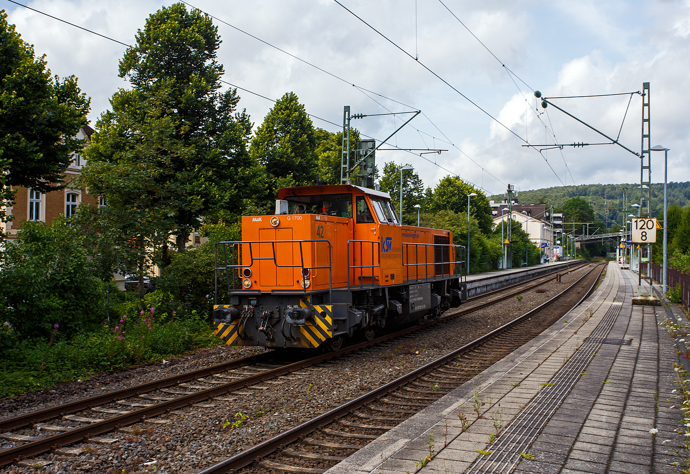 Die KSW 42 (92 80 1277 902-3 D-KSW), eine Vossloh MaK G 1700 BB, fährt am 26 Juli 2024, als Lz (Lokzug) bzw. auf Tfzf (Triebfahrzeugfahrt), durch Kirchen(Sieg) in Richtung Betzdorf, von wo es dann nach Herdorf geht.

Nochmals einen lieben Gruß ans nette KSW Lokpersonal zurück.