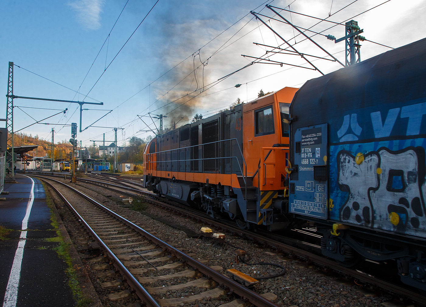 Die KSW 43 (92 80 1273 018-2 D-KSW), die asymmetrische Vossloh G 2000 BB der KSW (Kreisbahn Siegen-Wittgenstein) hat am 18.11.2022, mit ihrem Coilzug (VTG Coilwagen der Gattung Shimmns-ttu) vom Hafen Duisburg kommend, Betzdorf (Sieg) erreicht. Da die Strecke nach Herdorf (KBS 462 – Hellertalbahn) noch nicht frei war musste sie kurz im Rbf warten. Nun da der HLB Triebwagen als RB 96 Betzdorf erreicht hat (hinten im Bild) ist die Strecke frei und sie kann weiter nach Herdorf fahren.

Nochmal einen lieben Gruß an das Lokpersonal zurück.
