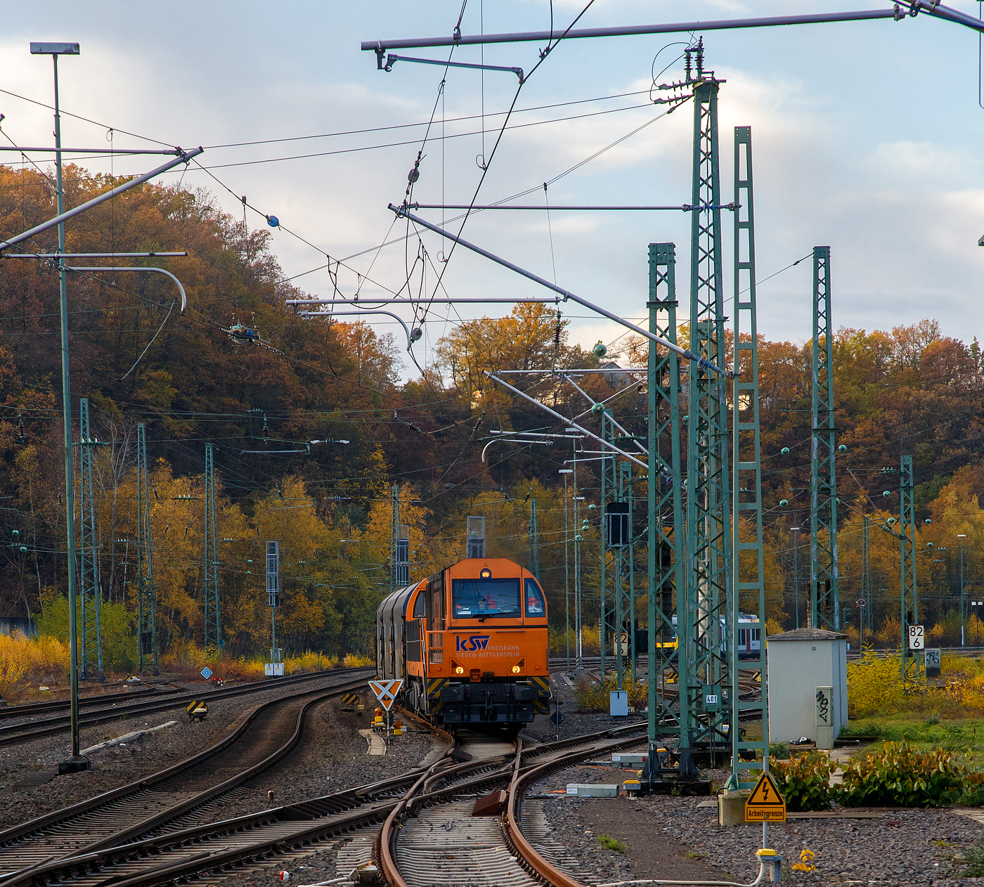 Die KSW 43 (92 80 1273 018-2 D-KSW), die asymmetrische Vossloh G 2000 BB der KSW (Kreisbahn Siegen-Wittgenstein) hat am 18.11.2022, mit ihrem Coilzug (VTG Coilwagen der Gattung Shimmns-ttu) vom Hafen Duisburg kommend, Betzdorf (Sieg) erreicht. Da die Strecke nach Herdorf (KBS 462 – Hellertalbahn) noch nicht frei war musste sie kurz im Rbf warten. Nun da der HLB Triebwagen als RB 96 Betzdorf erreicht hat ist die Strecke frei und sie kann weiter nach Herdorf fahren.

Nochmal einen lieben Gruß an das Lokpersonal zurück.